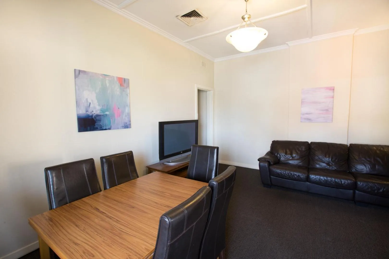 TV and multimedia in Greenways Apartments