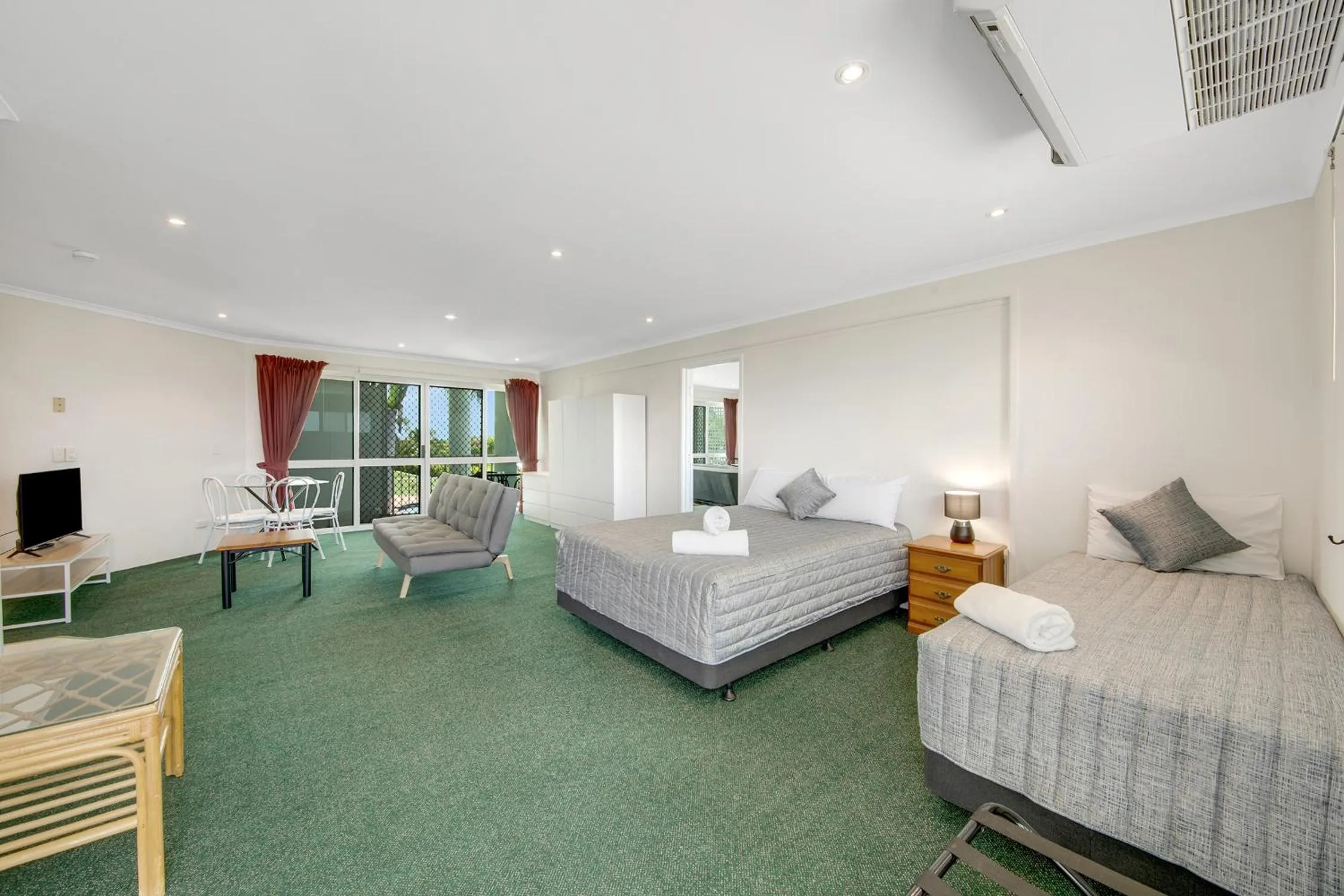 Bed in Reef Adventureland Motel