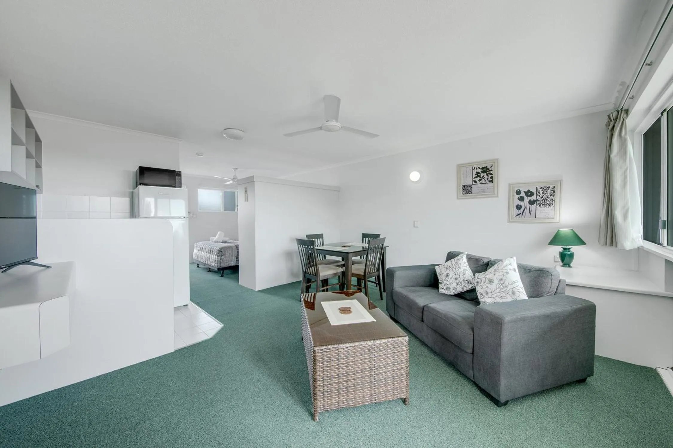 Living room in Reef Adventureland Motel