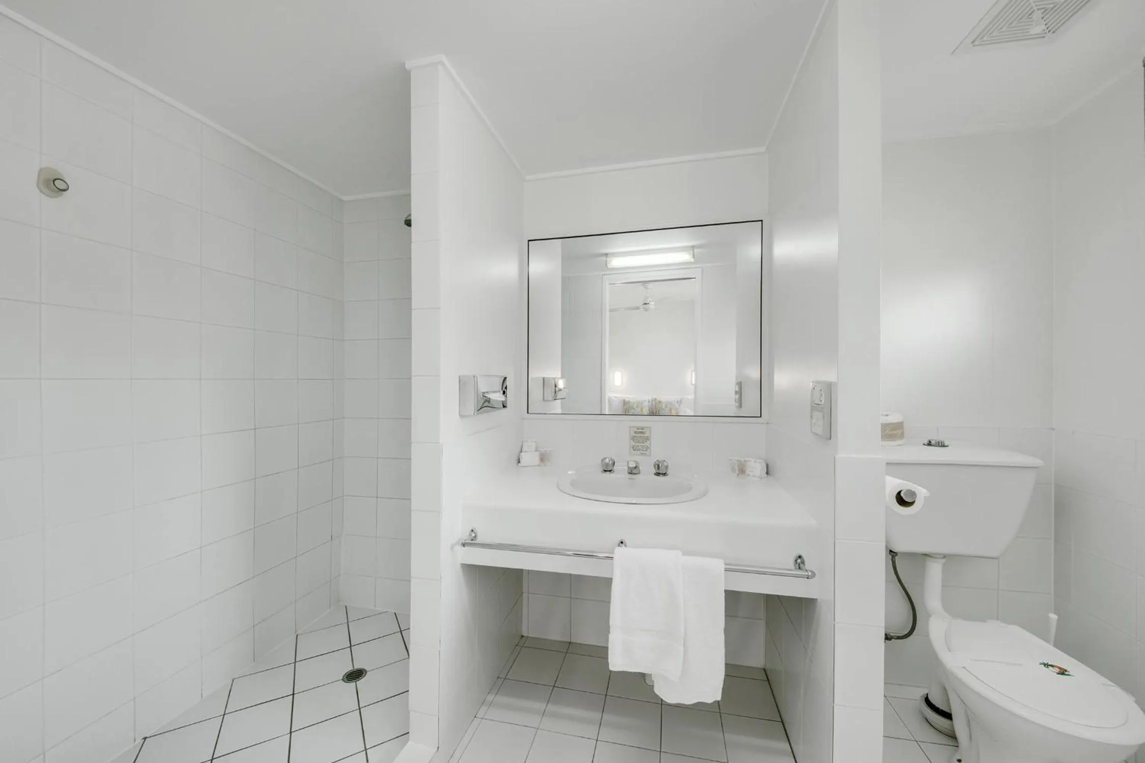 Bathroom in Reef Adventureland Motel