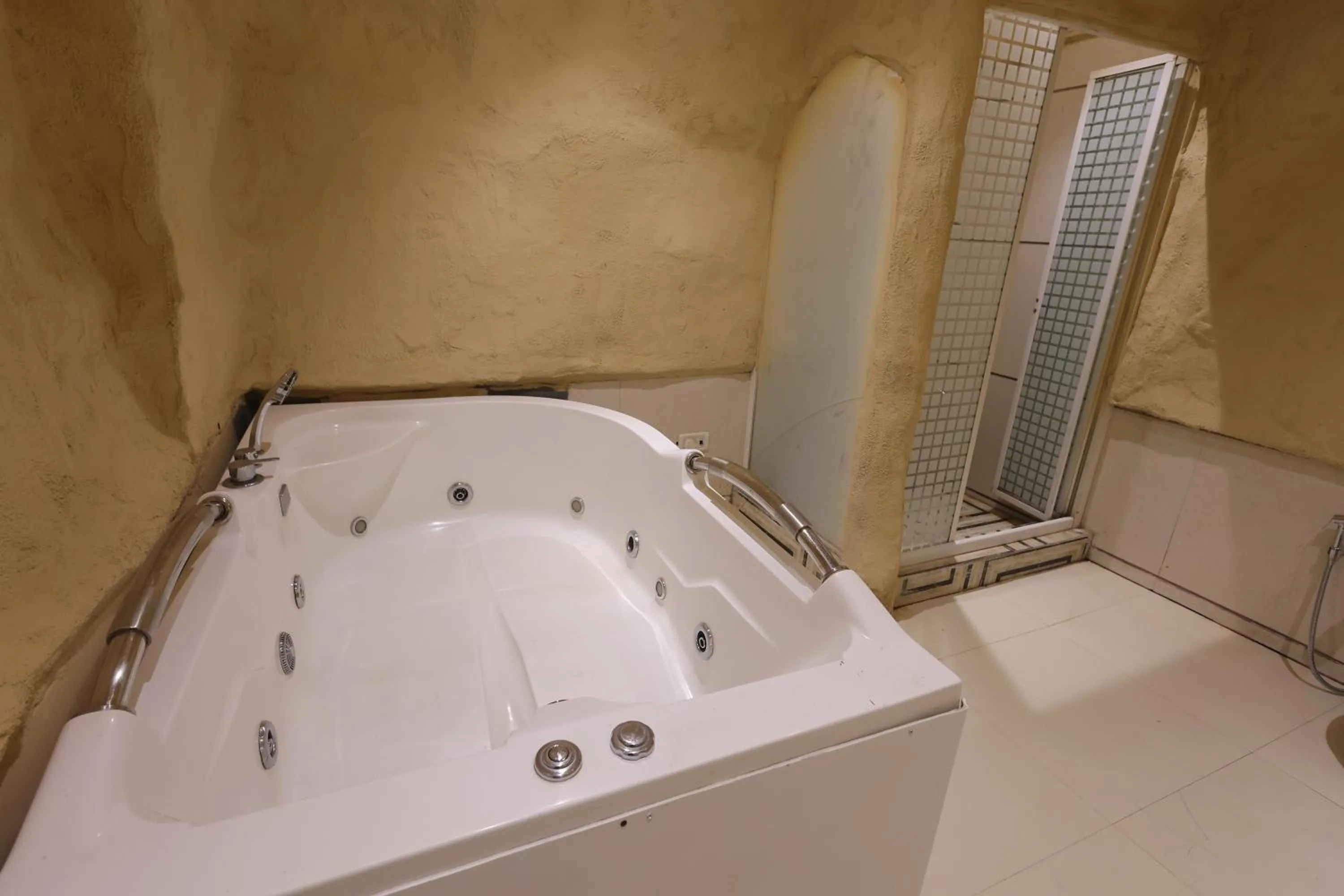 Hot Tub in Hotel King Garden