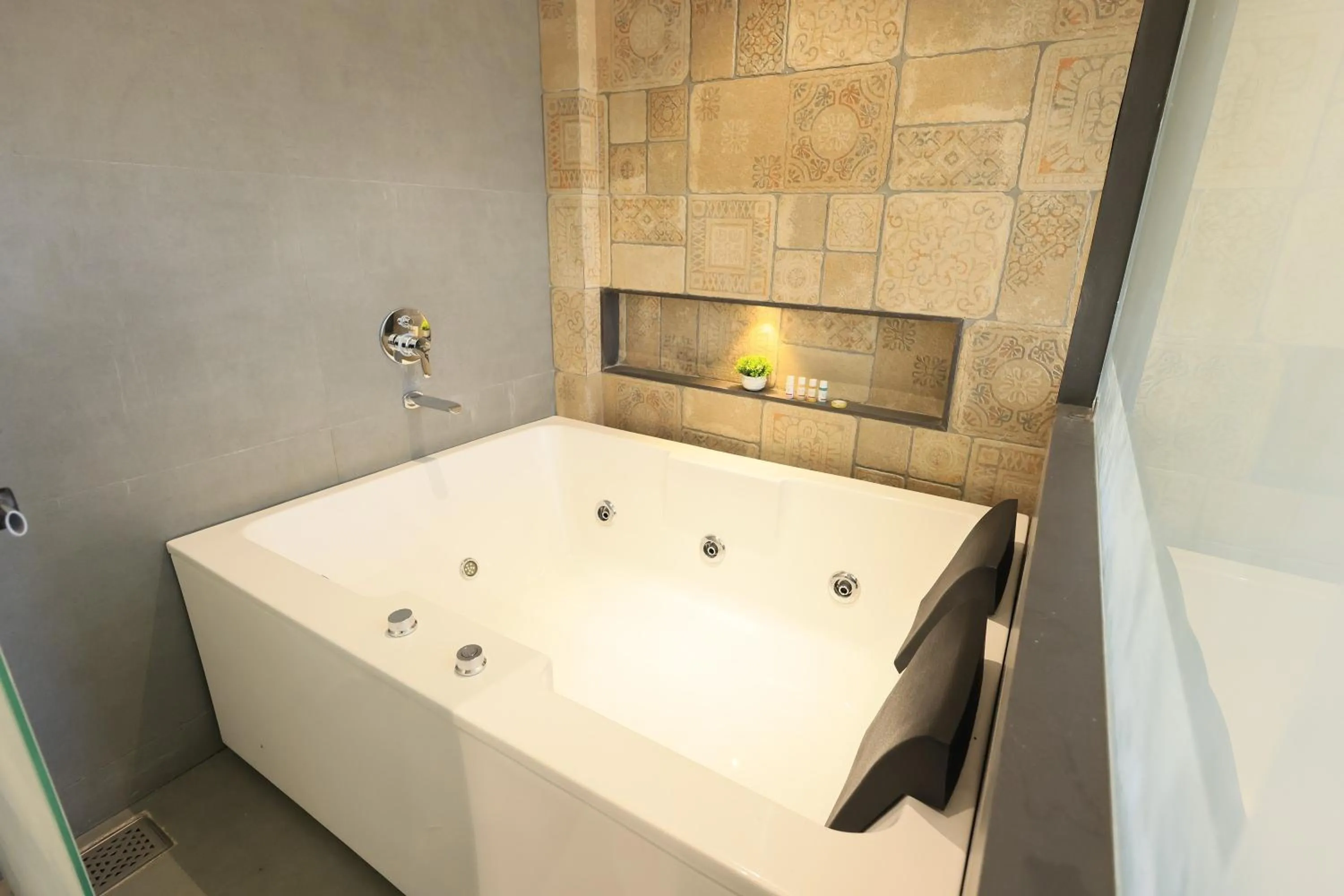 Hot Tub in Hotel King Garden