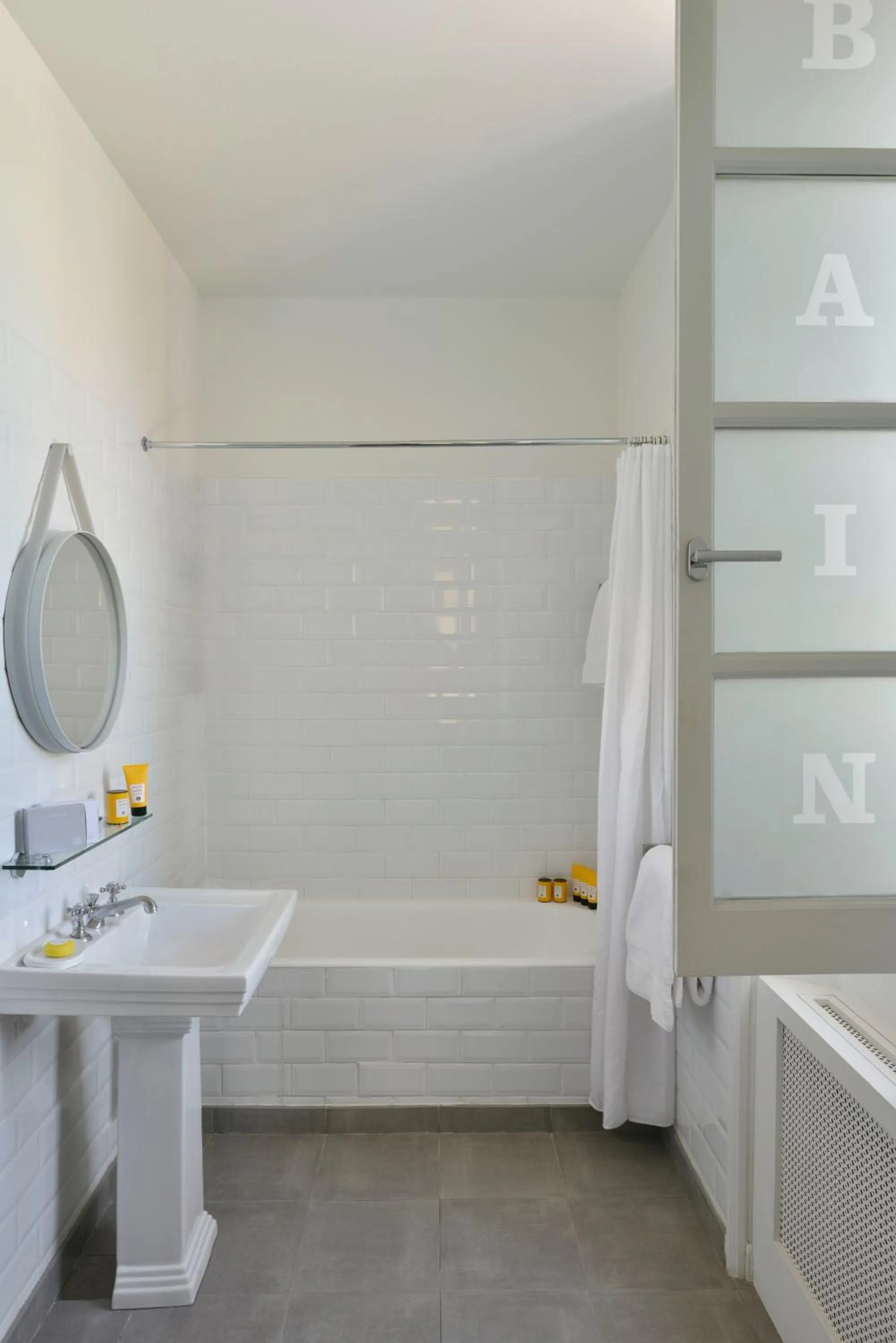 Bathroom in White 1921