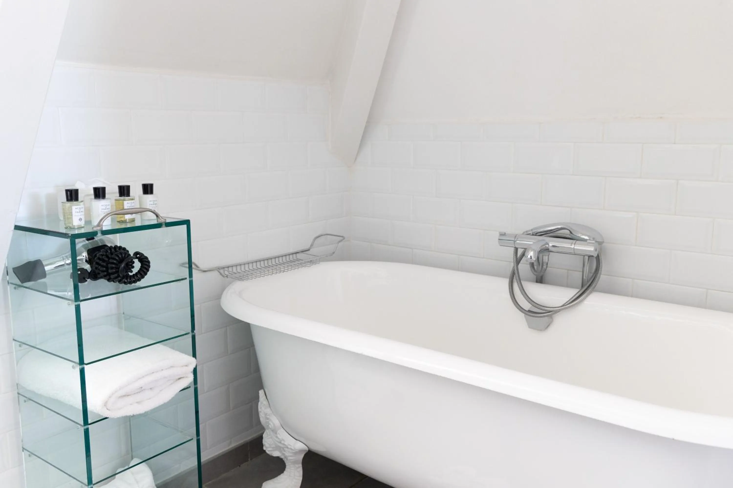 Bathroom in White 1921