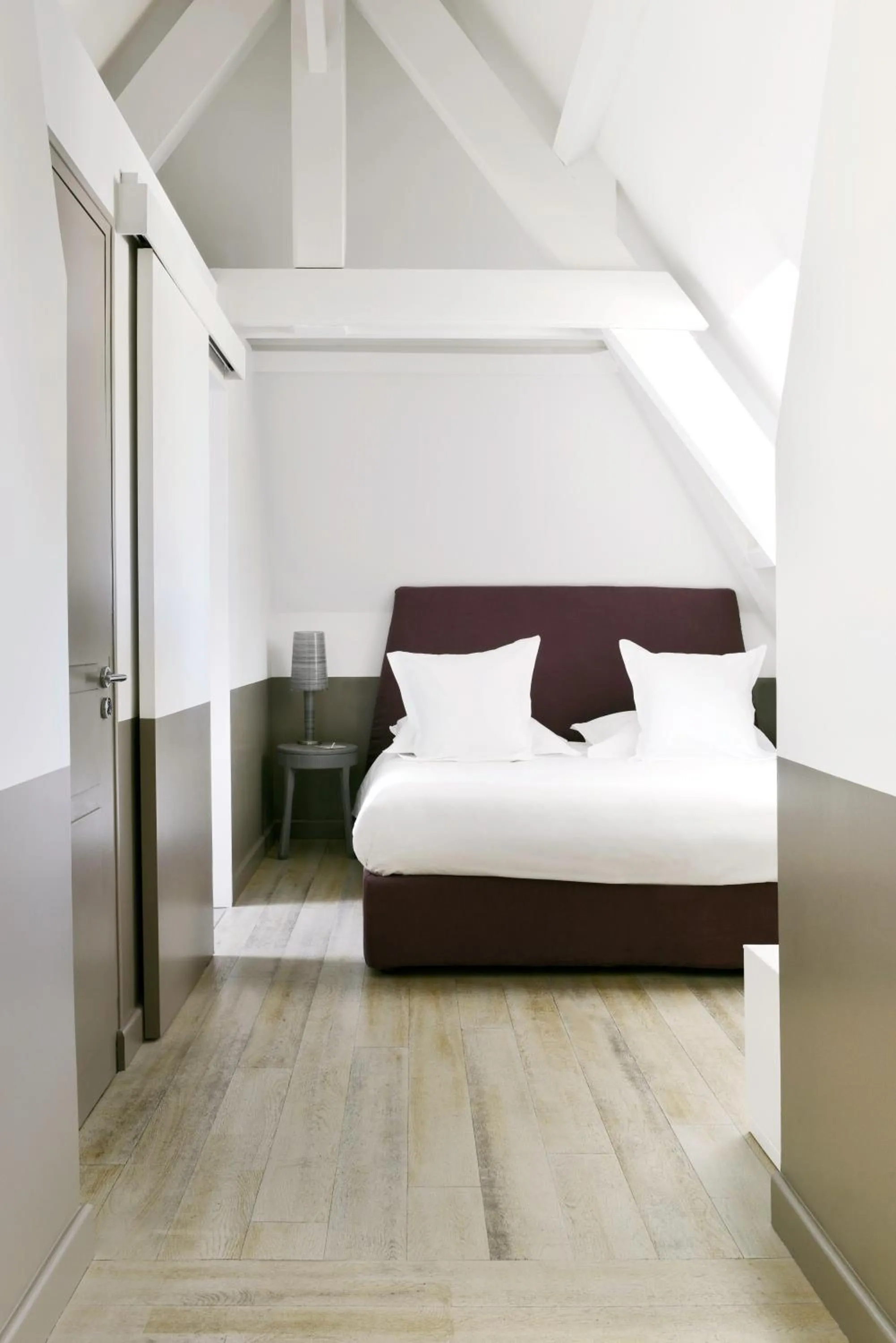 Photo of the whole room, Bed in White 1921