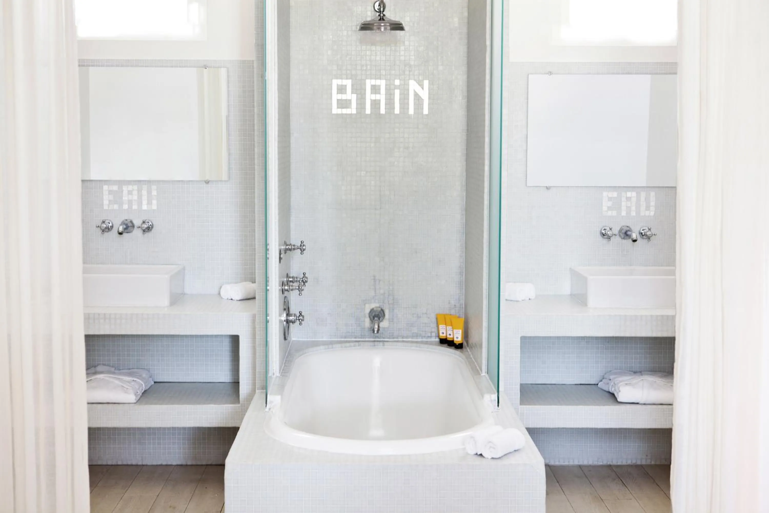 Bathroom in White 1921