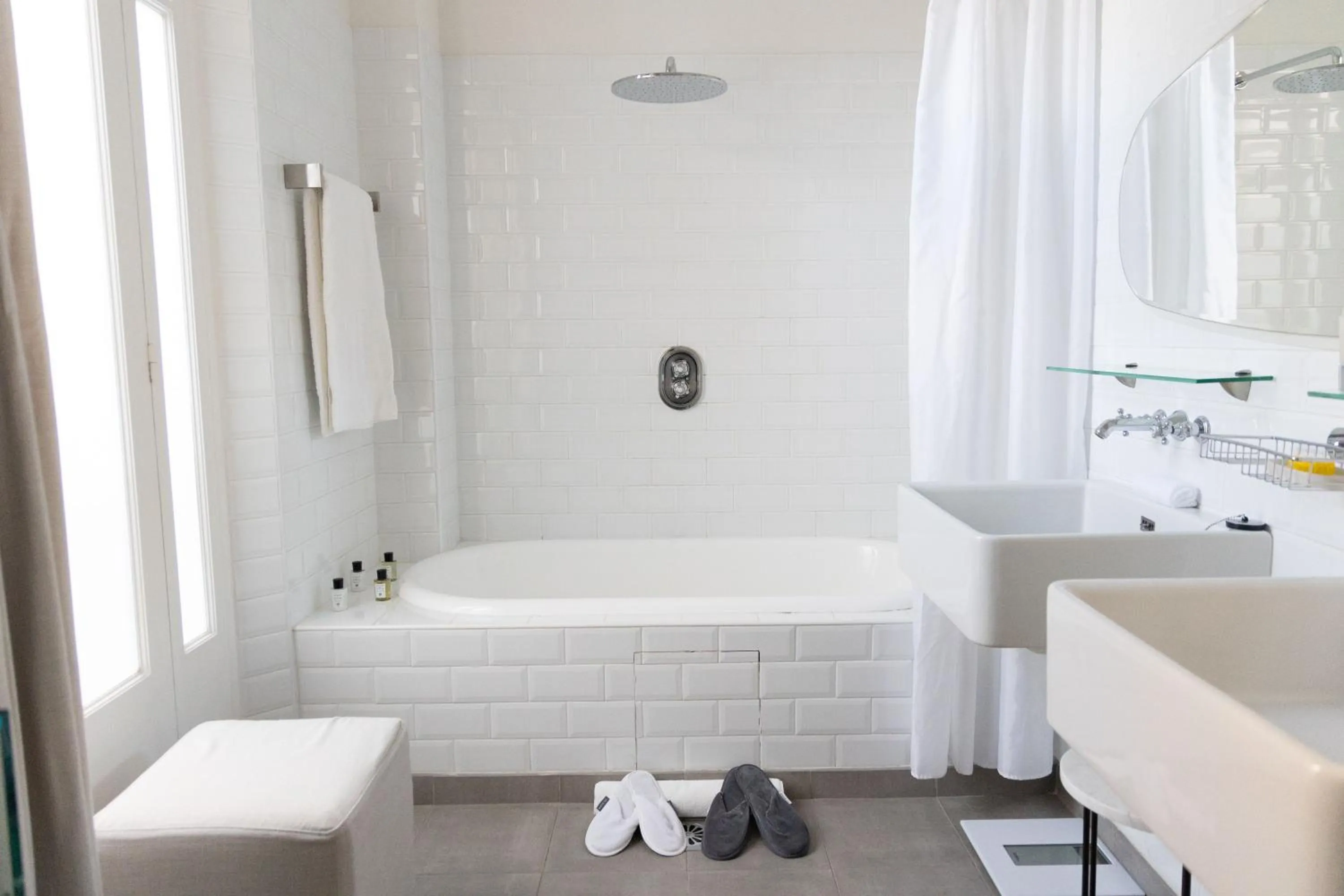 Bathroom in White 1921