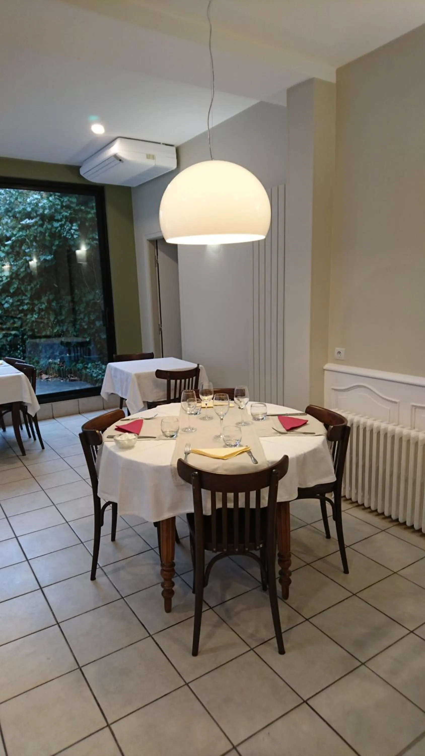 Restaurant/places to eat in Hôtel de France