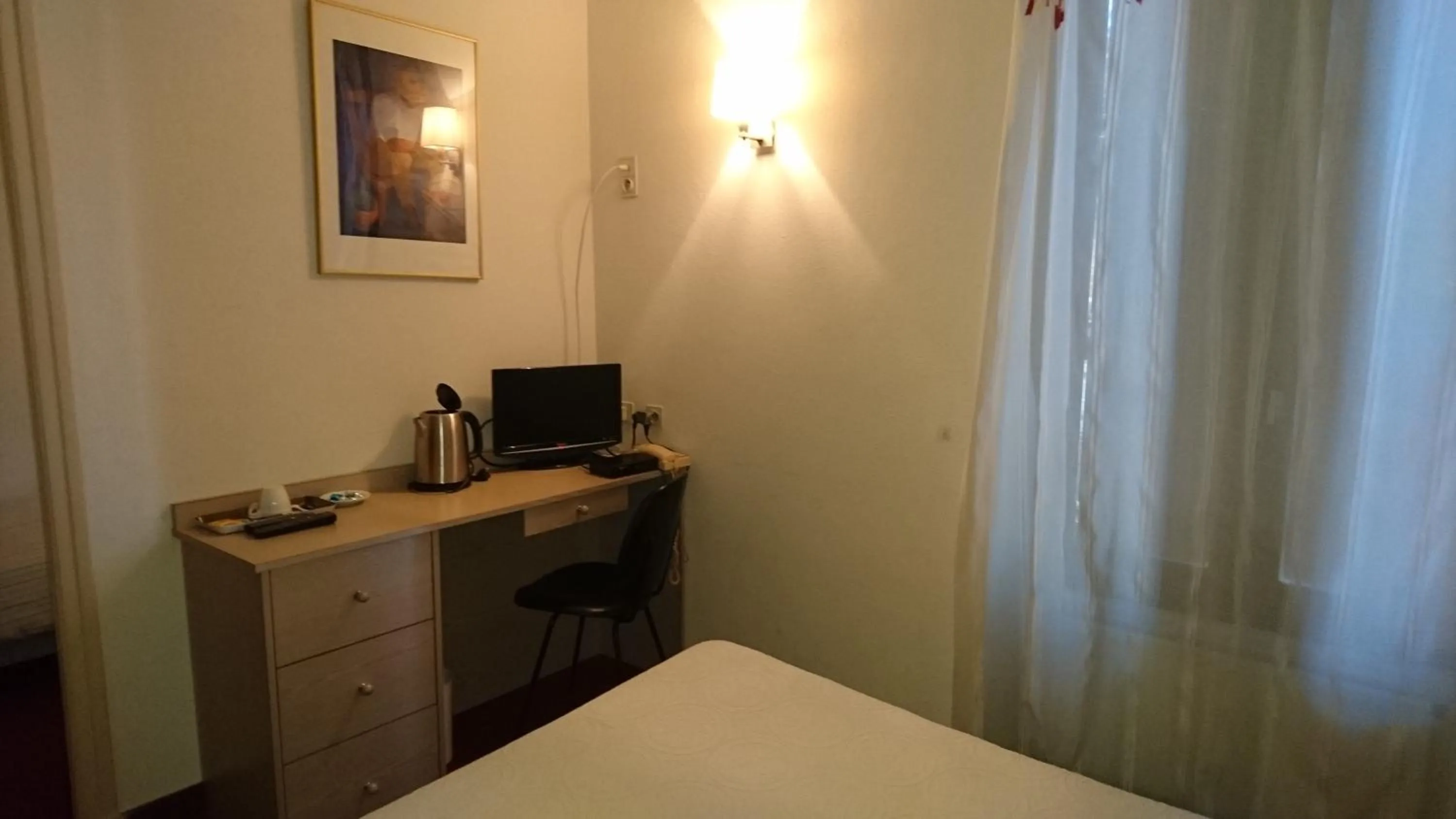 Bedroom, Bed in Hôtel de France