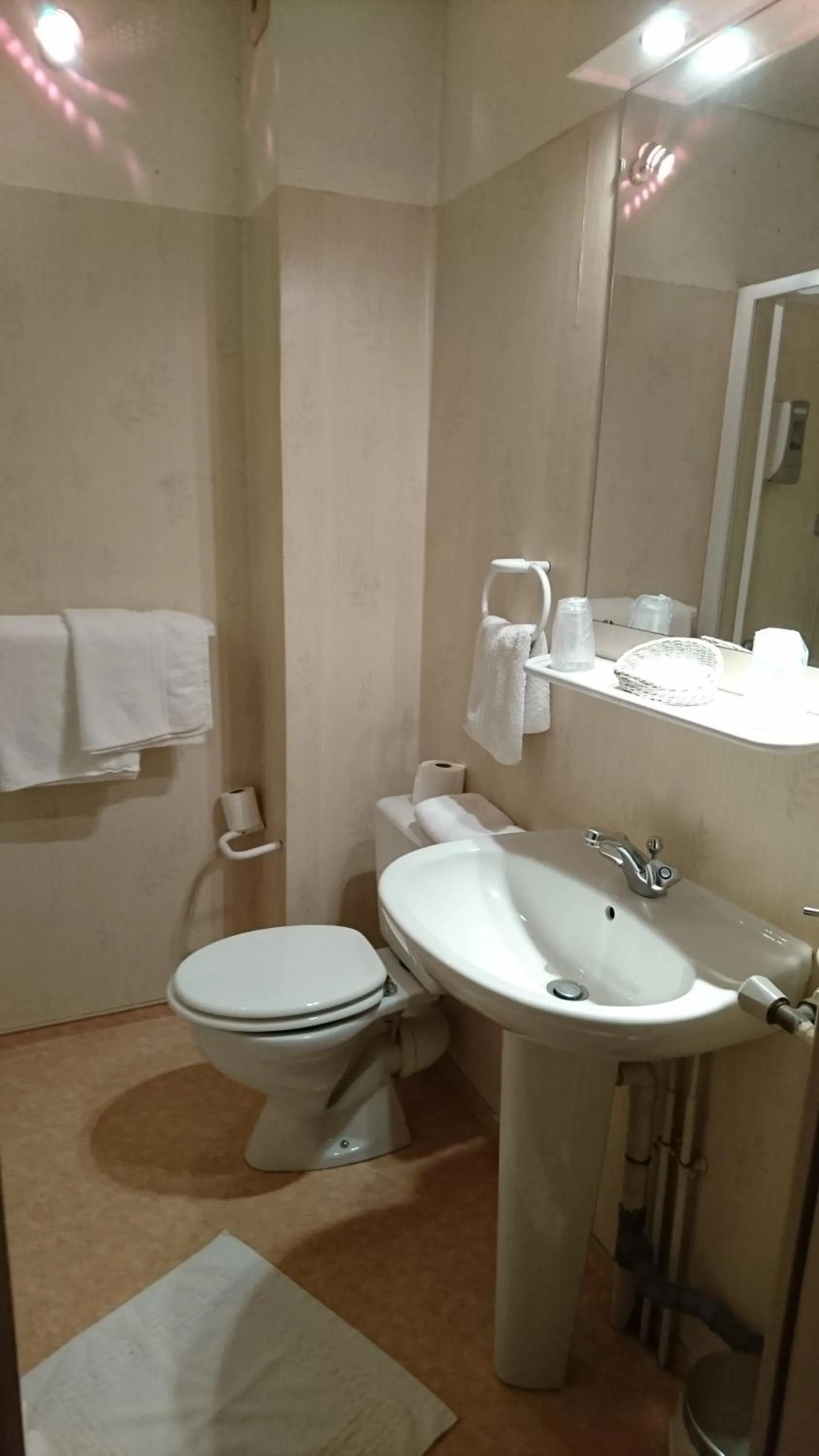 Bathroom in Hôtel de France