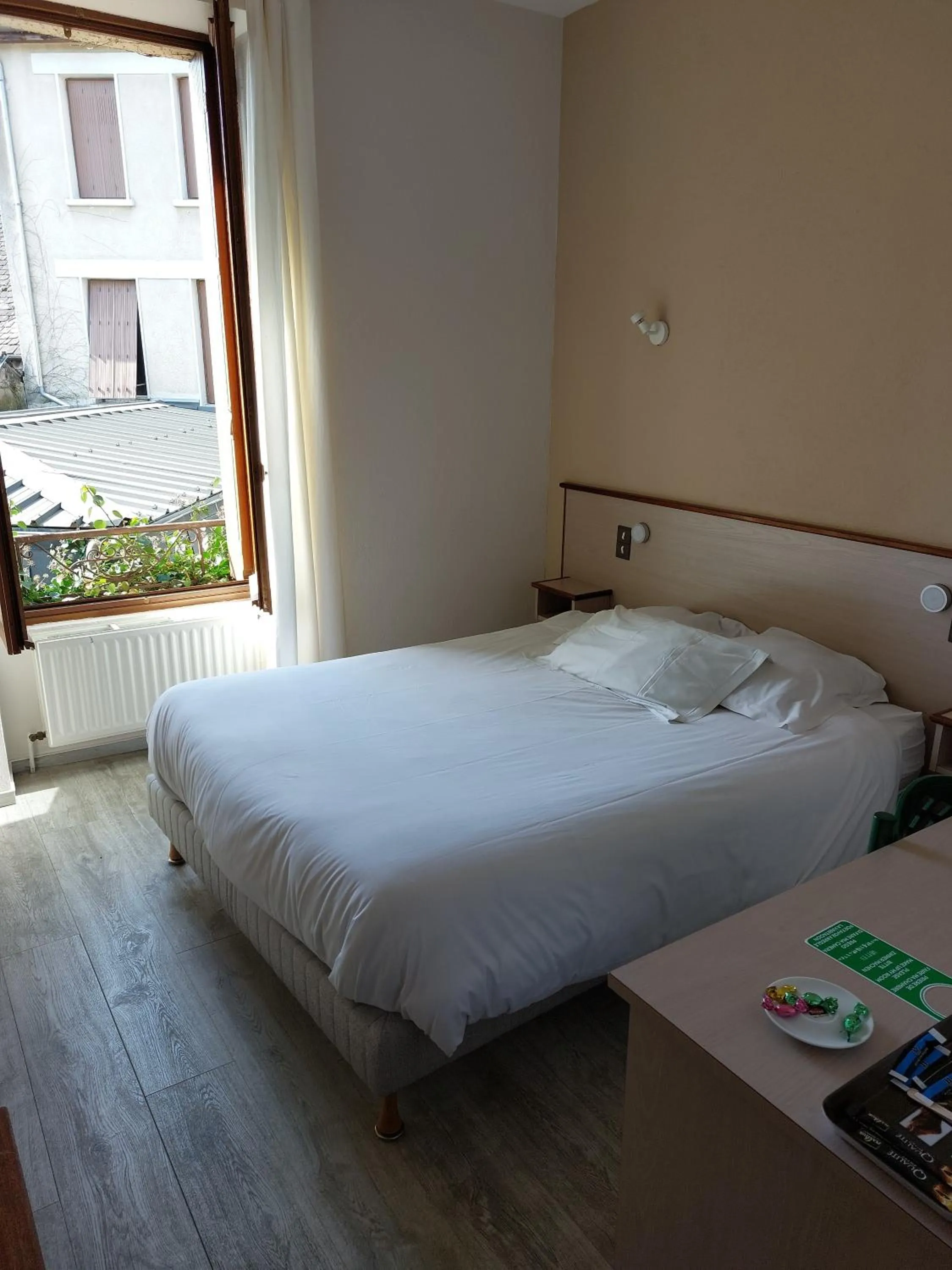 Bed in Hôtel de France