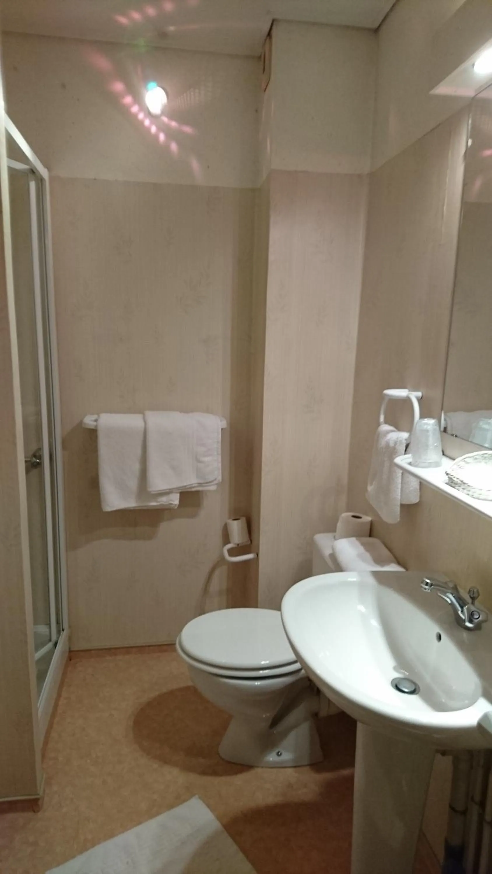 Bathroom in Hôtel de France