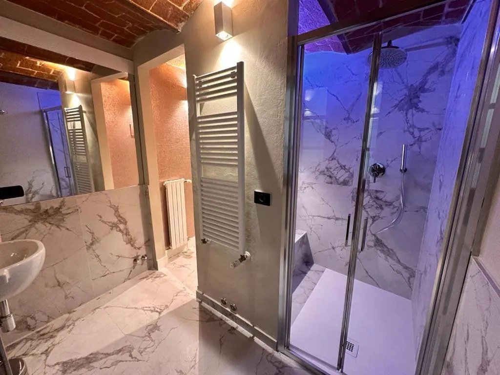 Shower in Renascentia in Florence - Adults Only