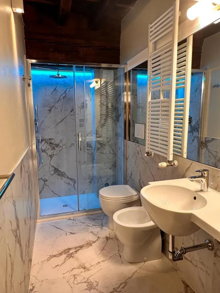 Shower in Renascentia in Florence - Adults Only