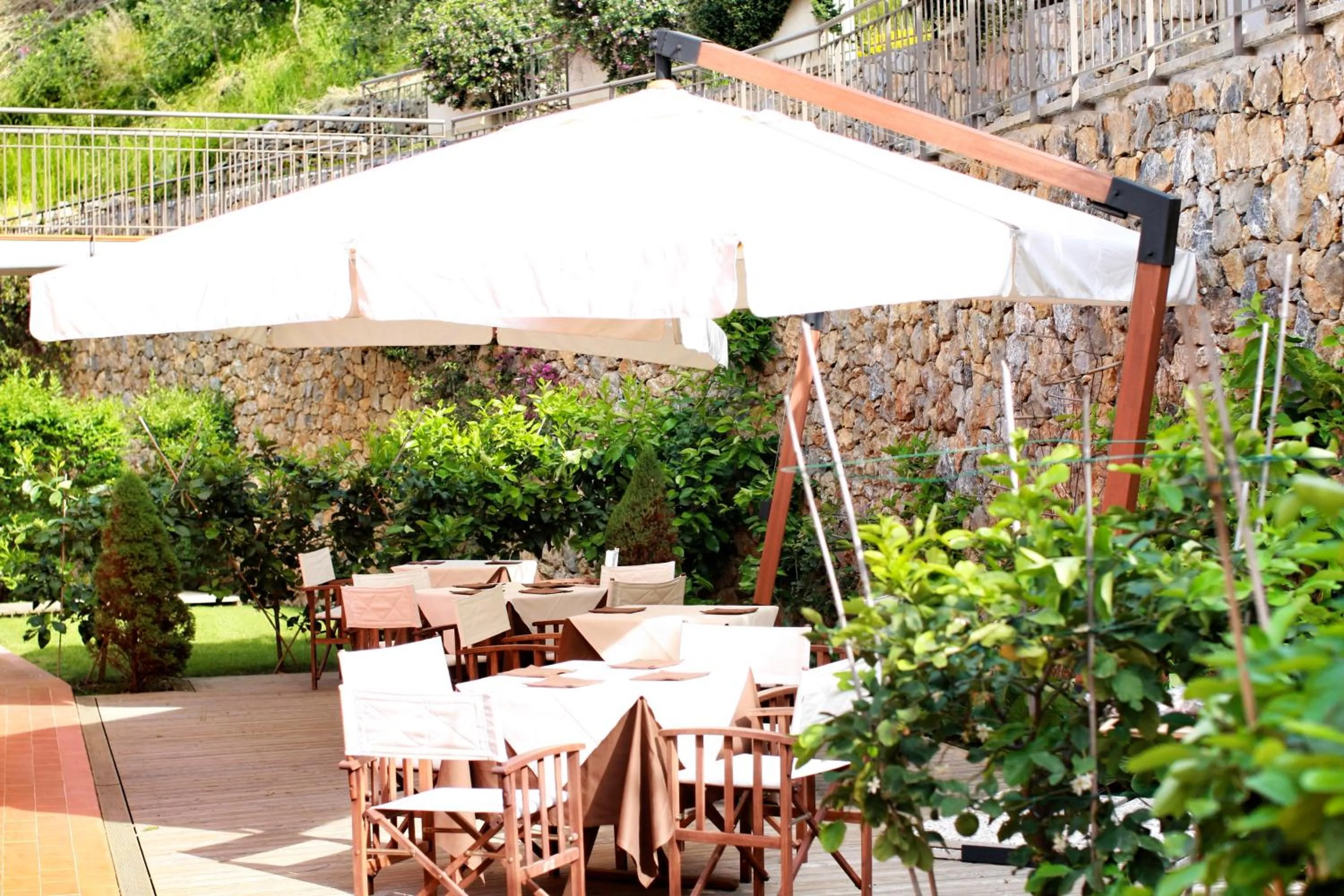 Restaurant/places to eat in Baia Blu RTA Residence