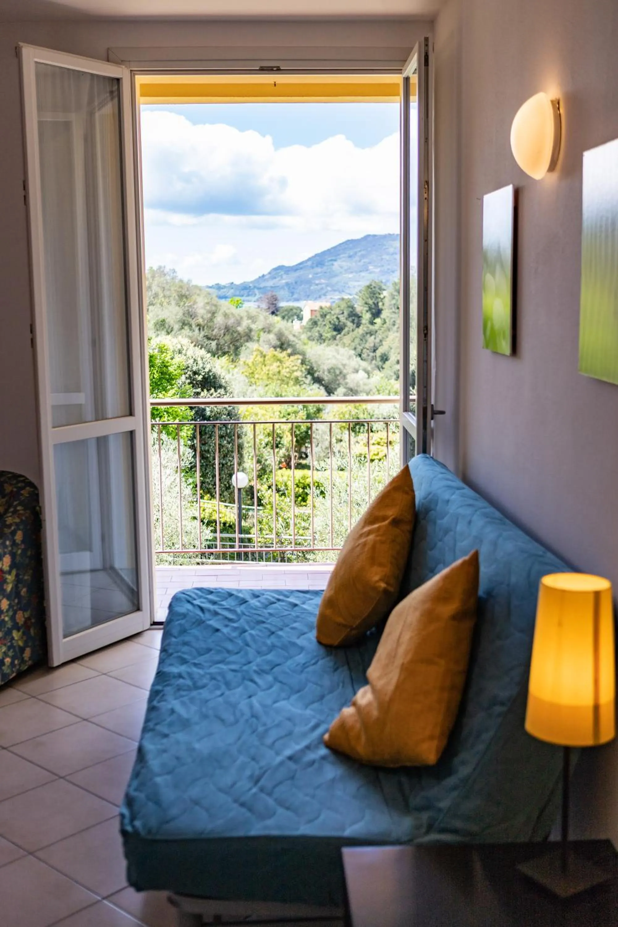 Living room, Bed in Baia Blu RTA Residence