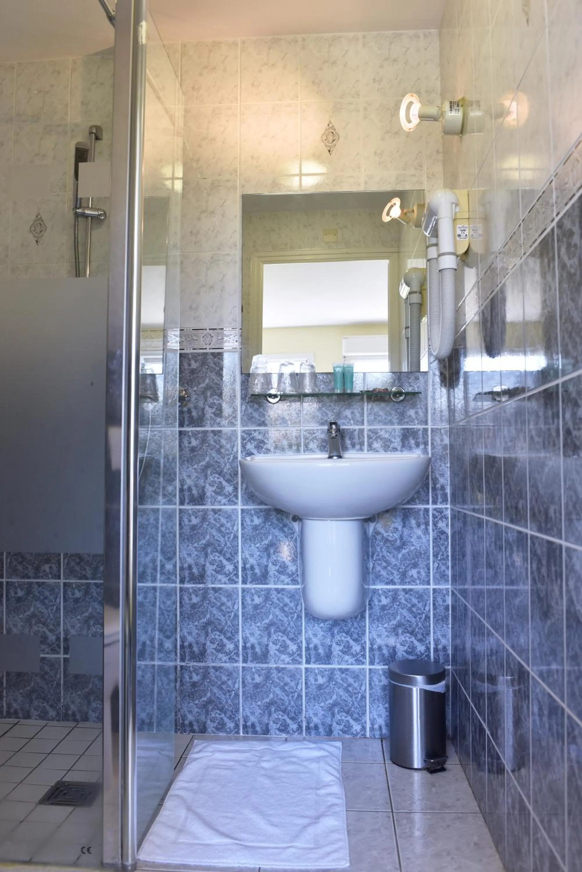 Shower in Hôtel Heod - Binic - Saint-Quay-Portrieux