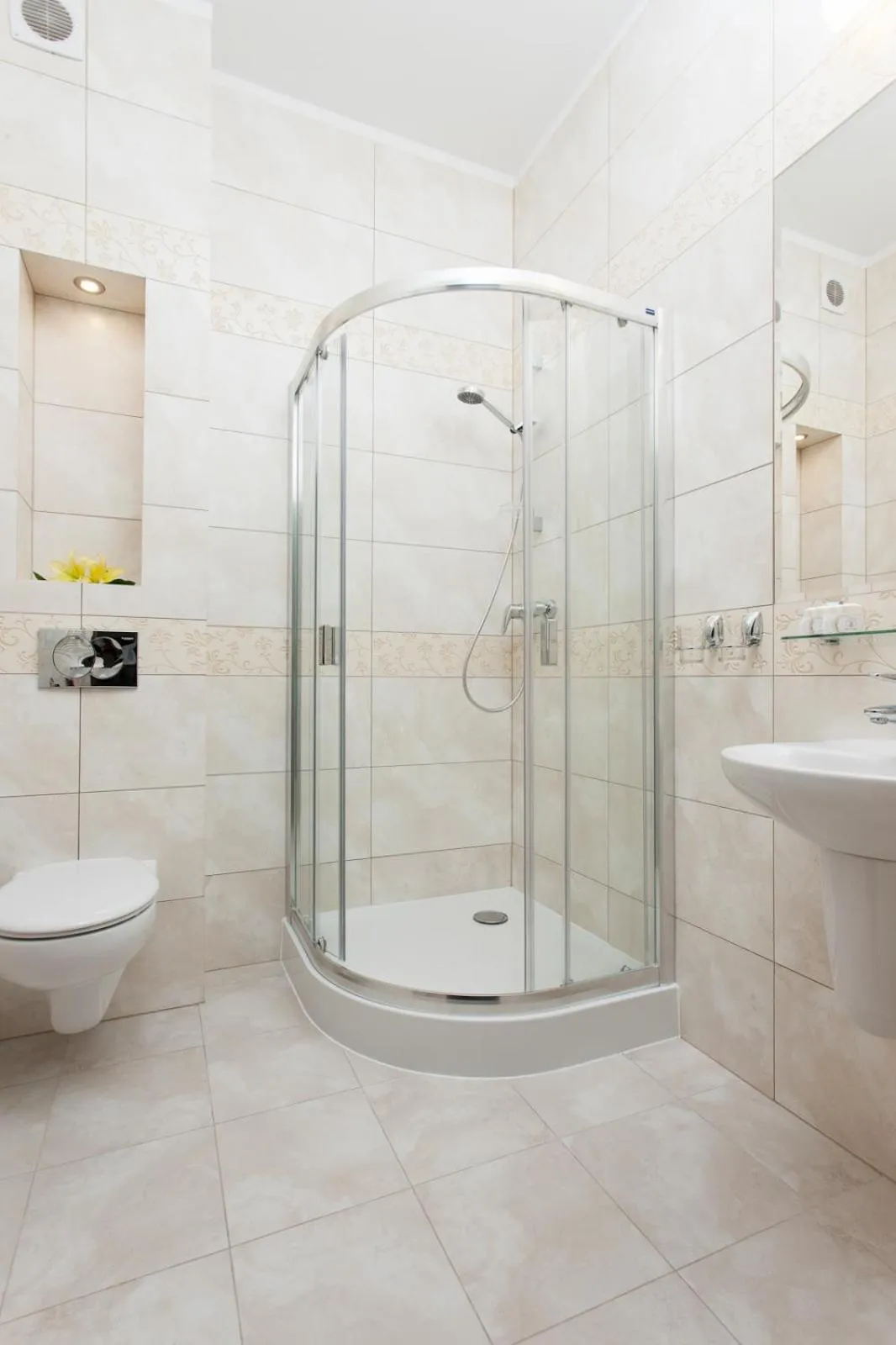 Shower in Hotel Robert's Port