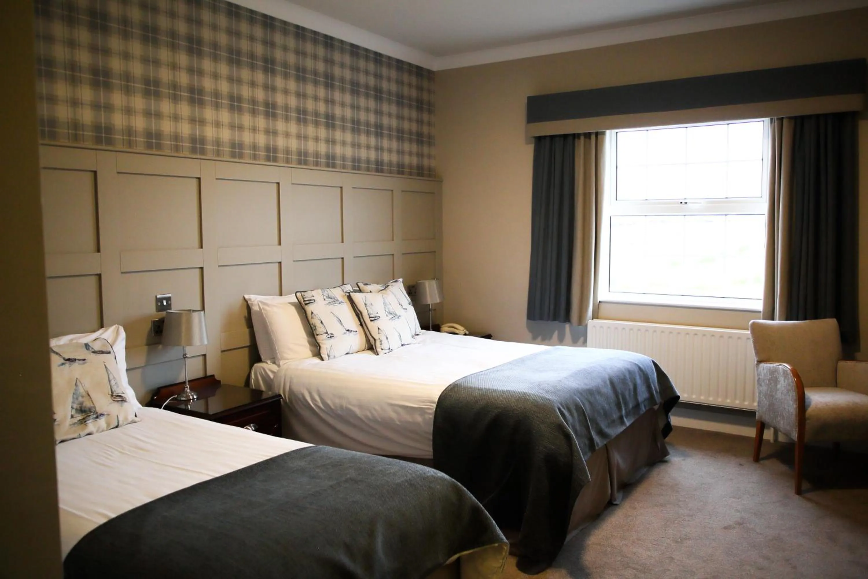 Bedroom, Bed in Mulroy Woods Hotel