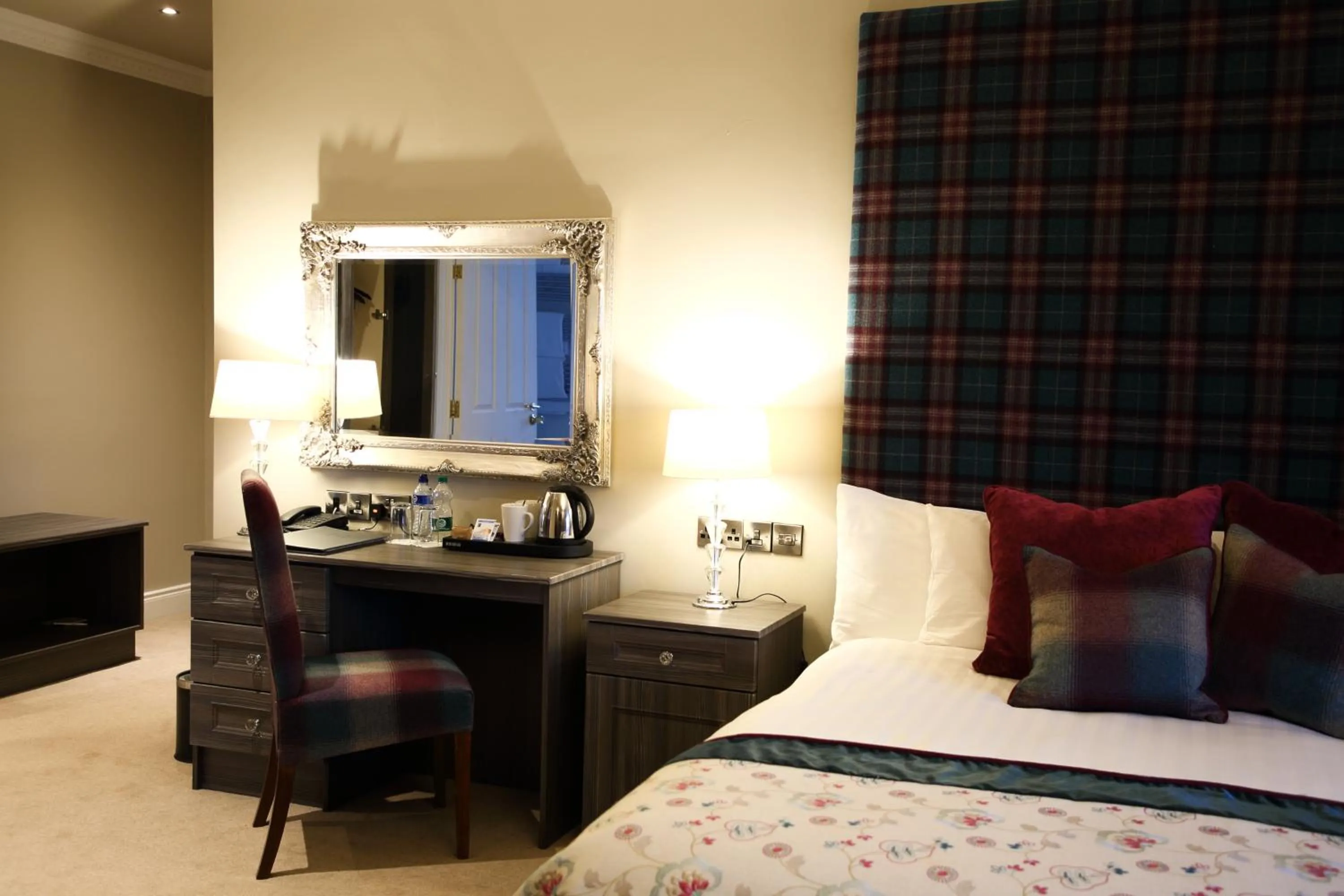 Bedroom, Bed in Mulroy Woods Hotel