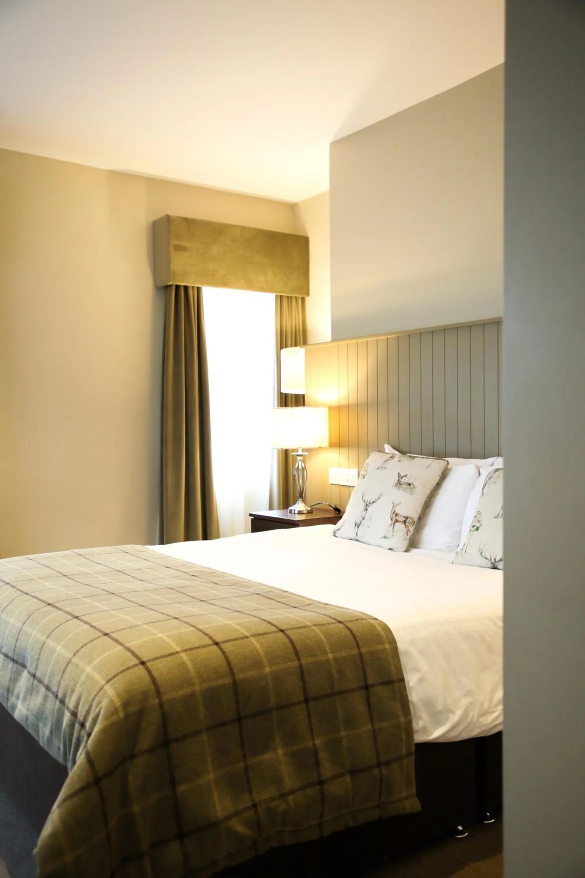 Bedroom, Bed in Mulroy Woods Hotel