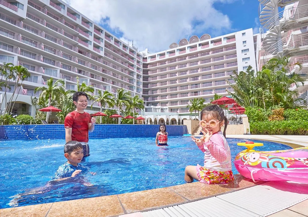 Swimming pool in Hotel Mahaina Wellness Resorts Okinawa