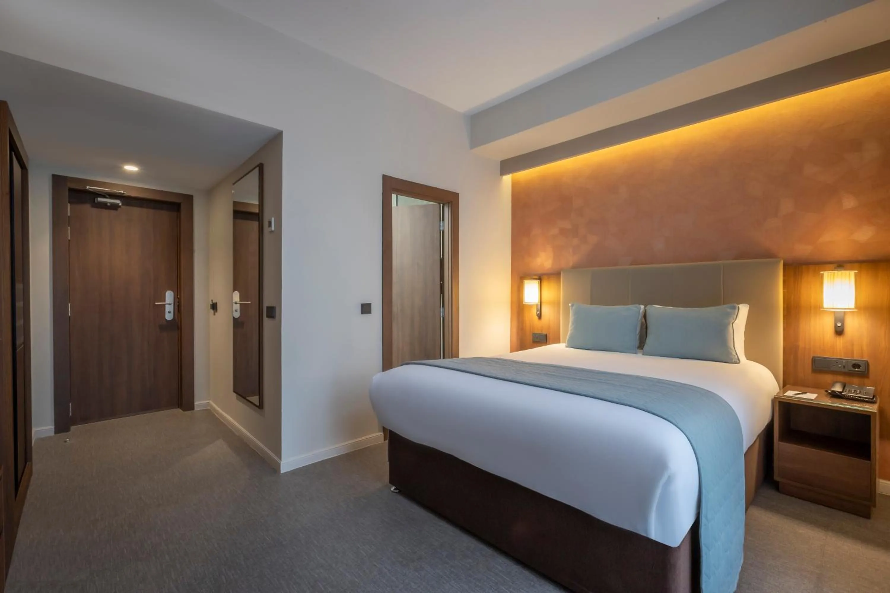 Bedroom, Bed in Riu Plaza The Gresham Dublin