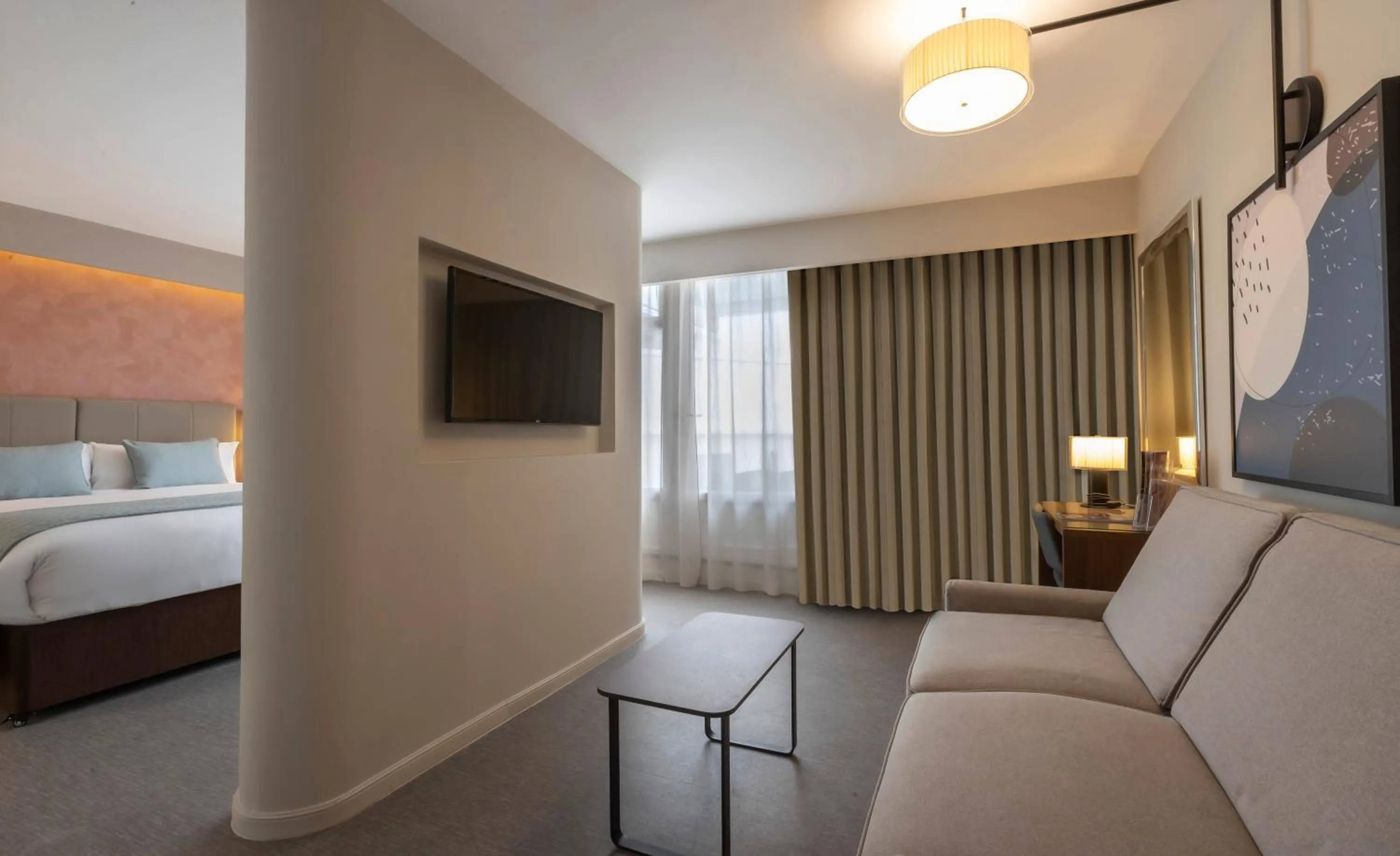 Bedroom, Bed in Riu Plaza The Gresham Dublin