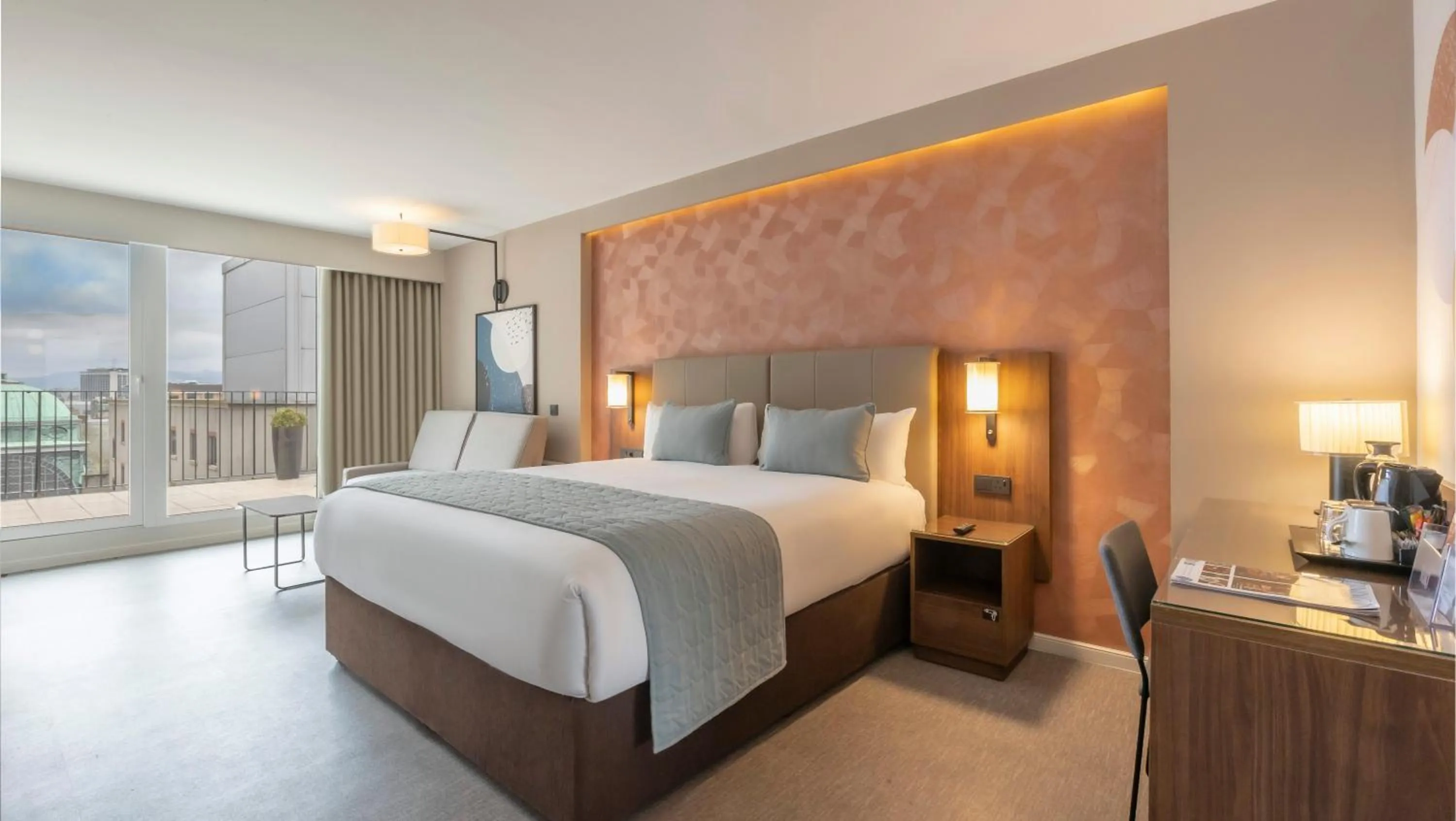Balcony/Terrace, Bed in Riu Plaza The Gresham Dublin