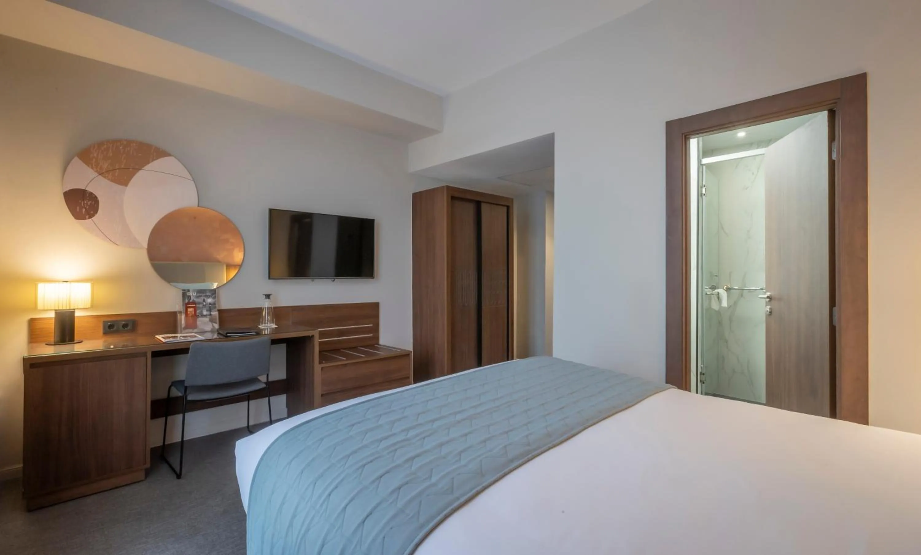 Bedroom, Bed in Riu Plaza The Gresham Dublin