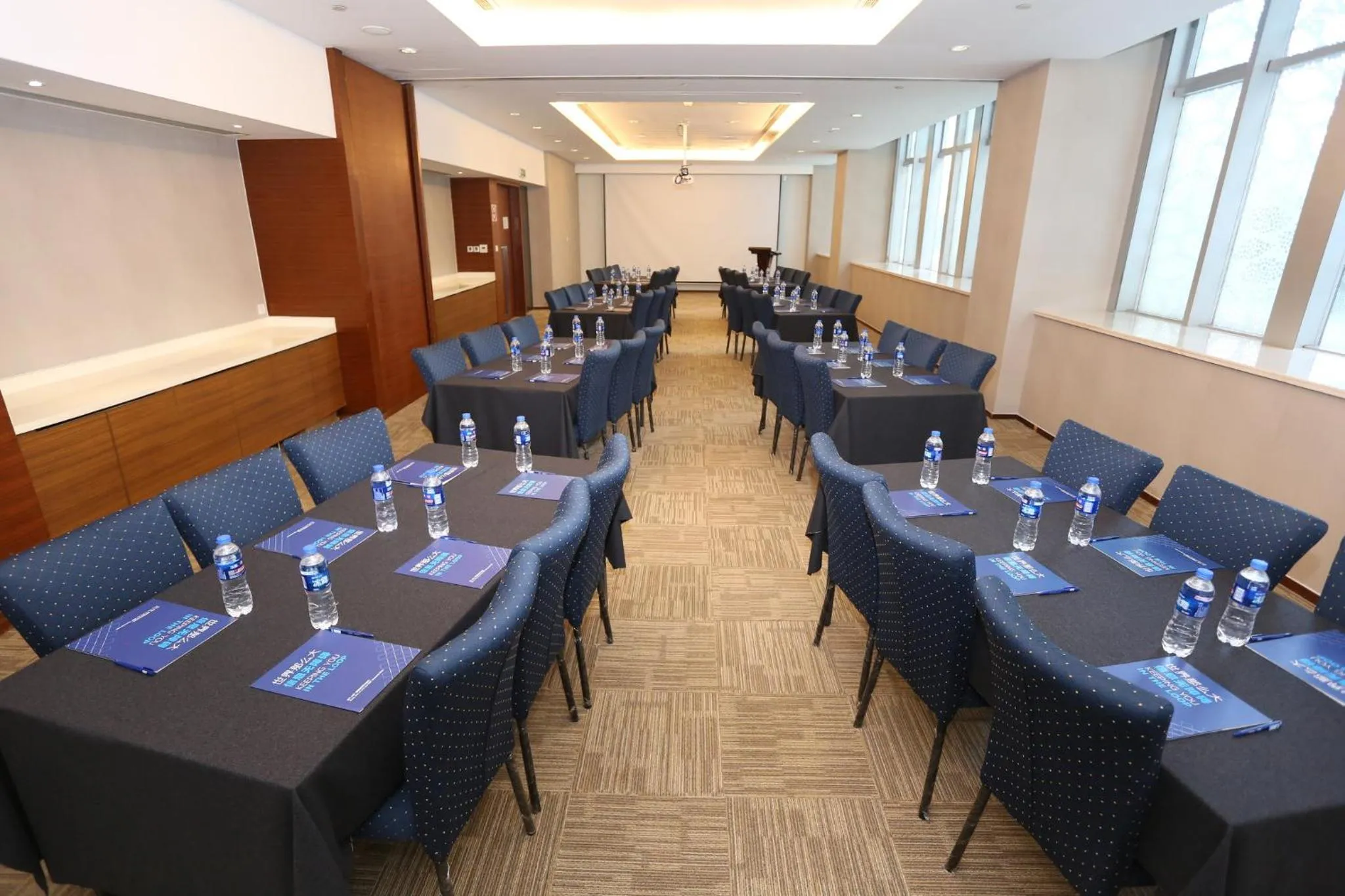 Meeting/conference room in Holiday Inn Express Shanghai Jinsha by IHG