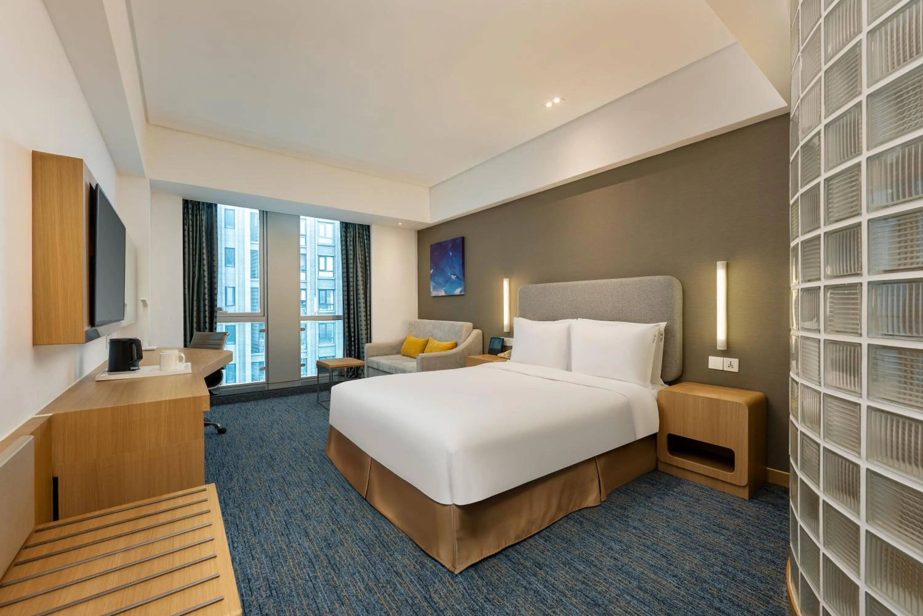 Photo of the whole room, Bed in Holiday Inn Express Shanghai Jinsha by IHG