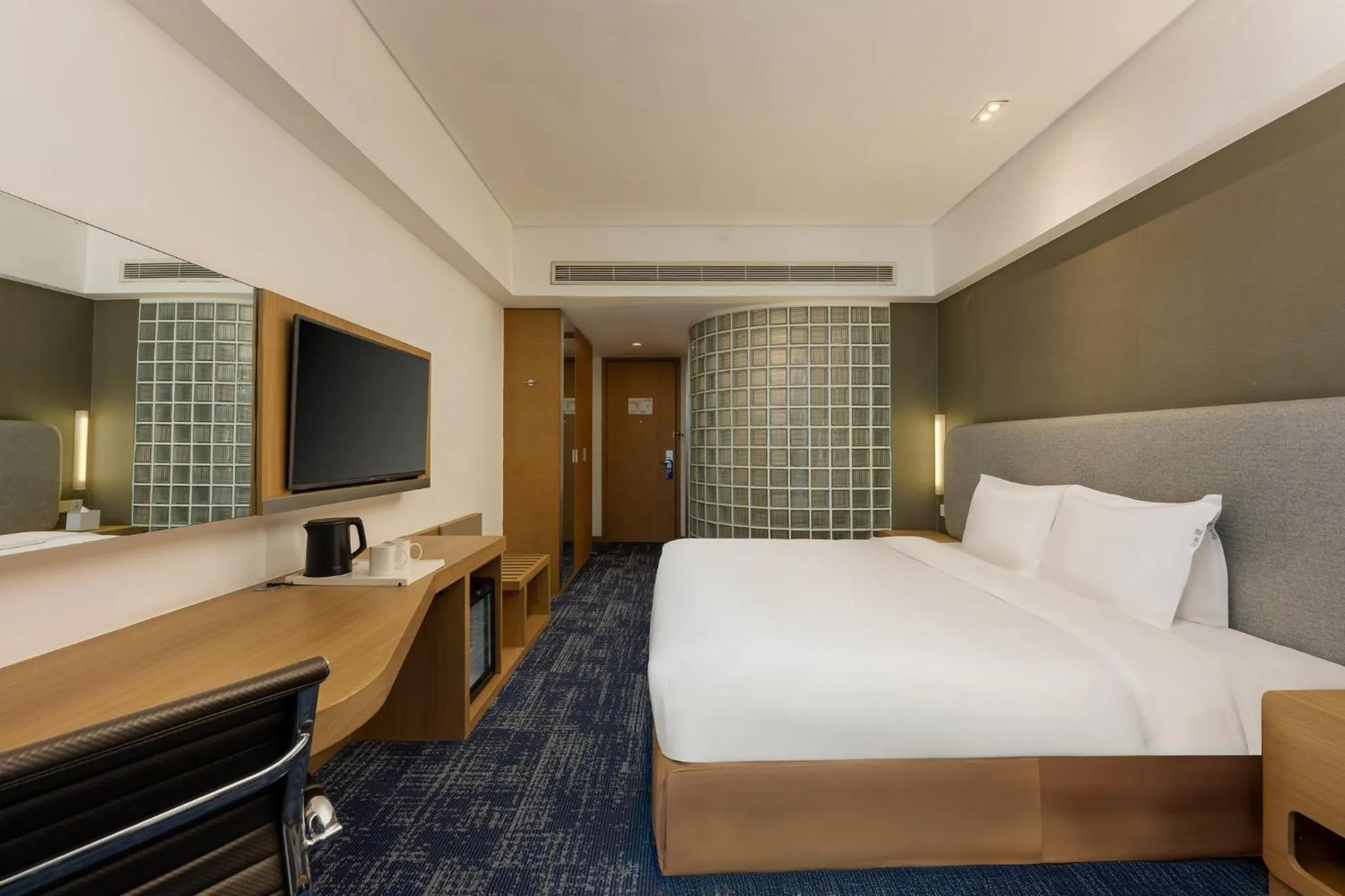 Photo of the whole room, Bed in Holiday Inn Express Shanghai Jinsha by IHG