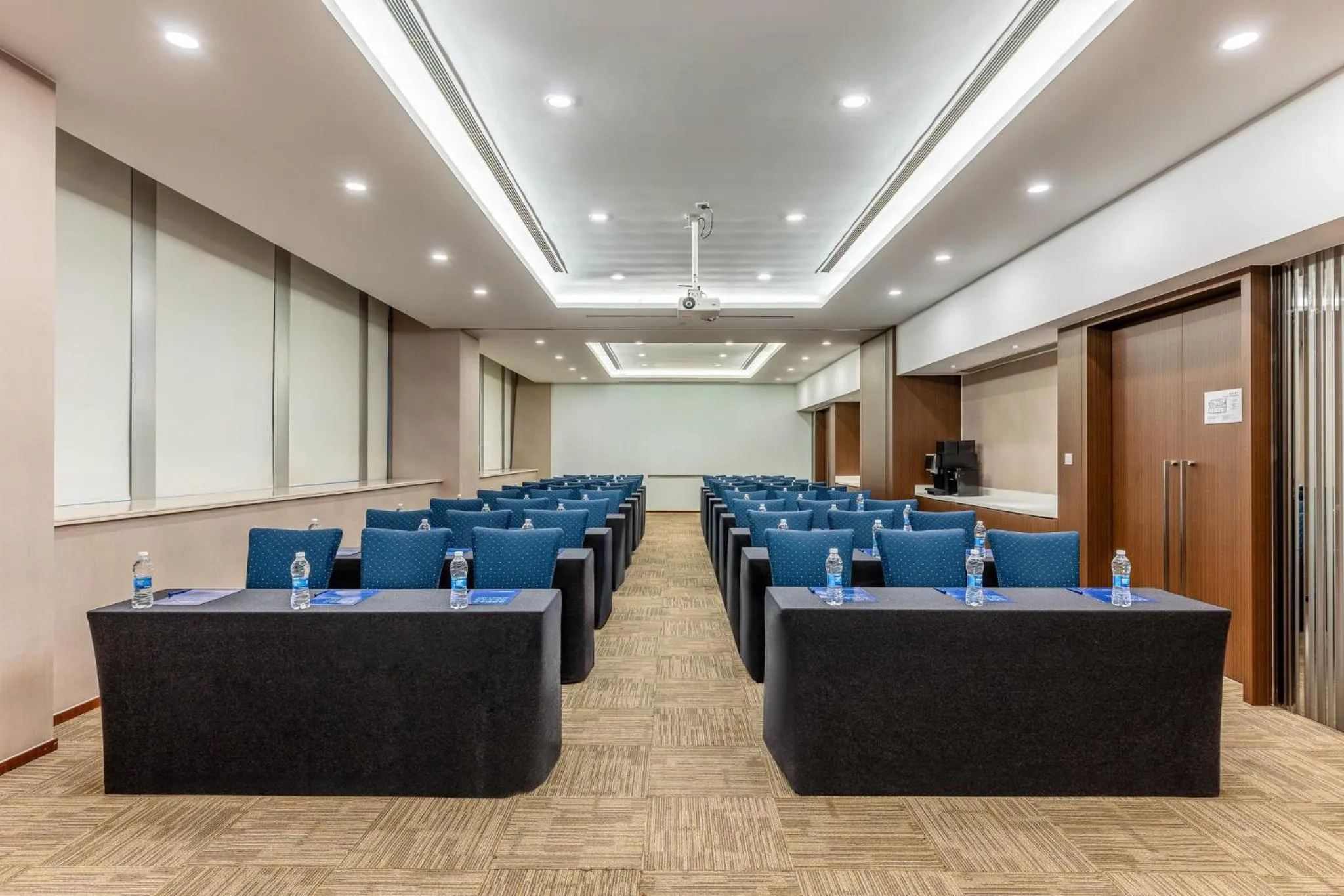 Meeting/conference room in Holiday Inn Express Shanghai Jinsha by IHG