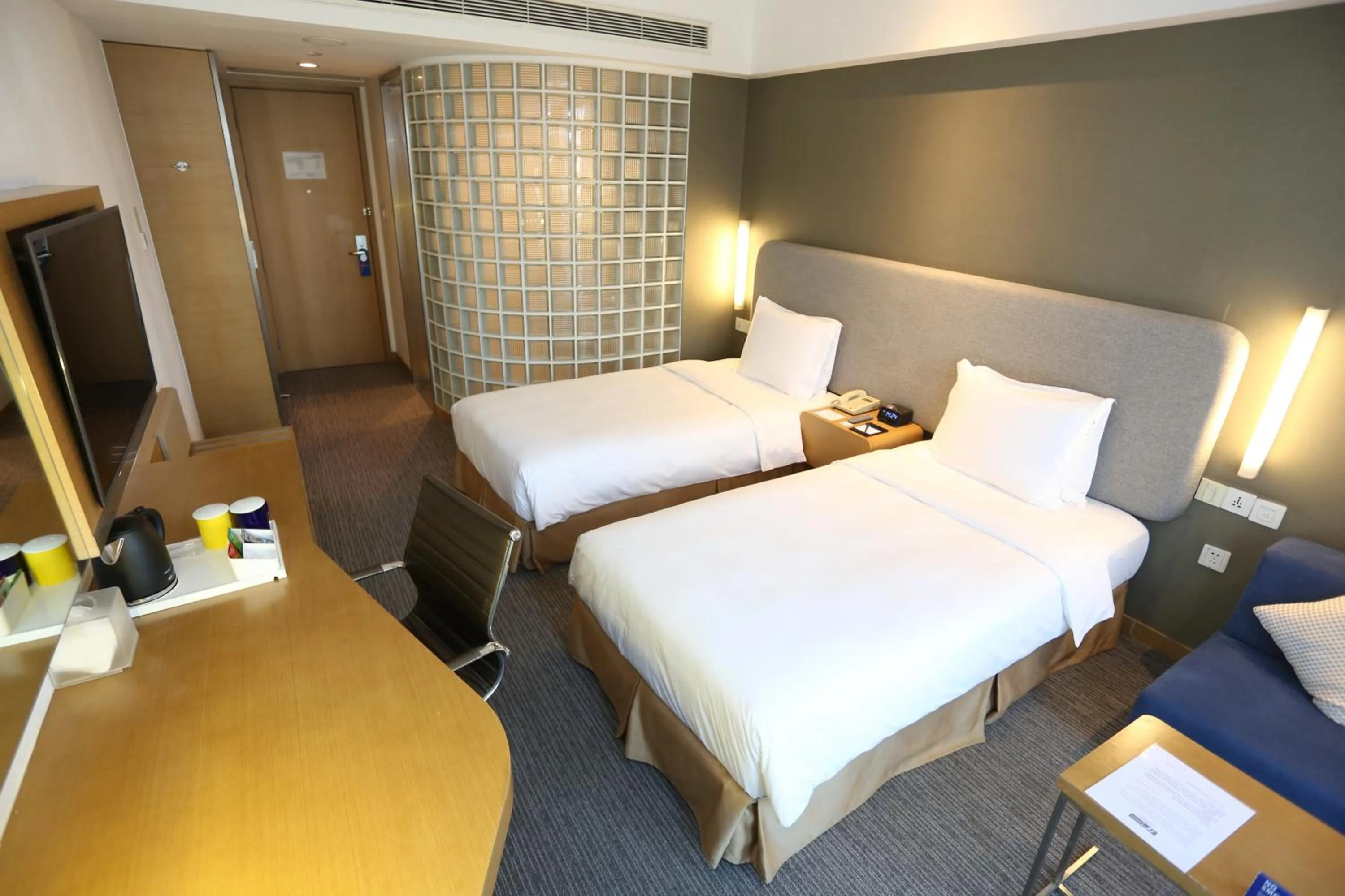 Photo of the whole room, Bed in Holiday Inn Express Shanghai Jinsha by IHG