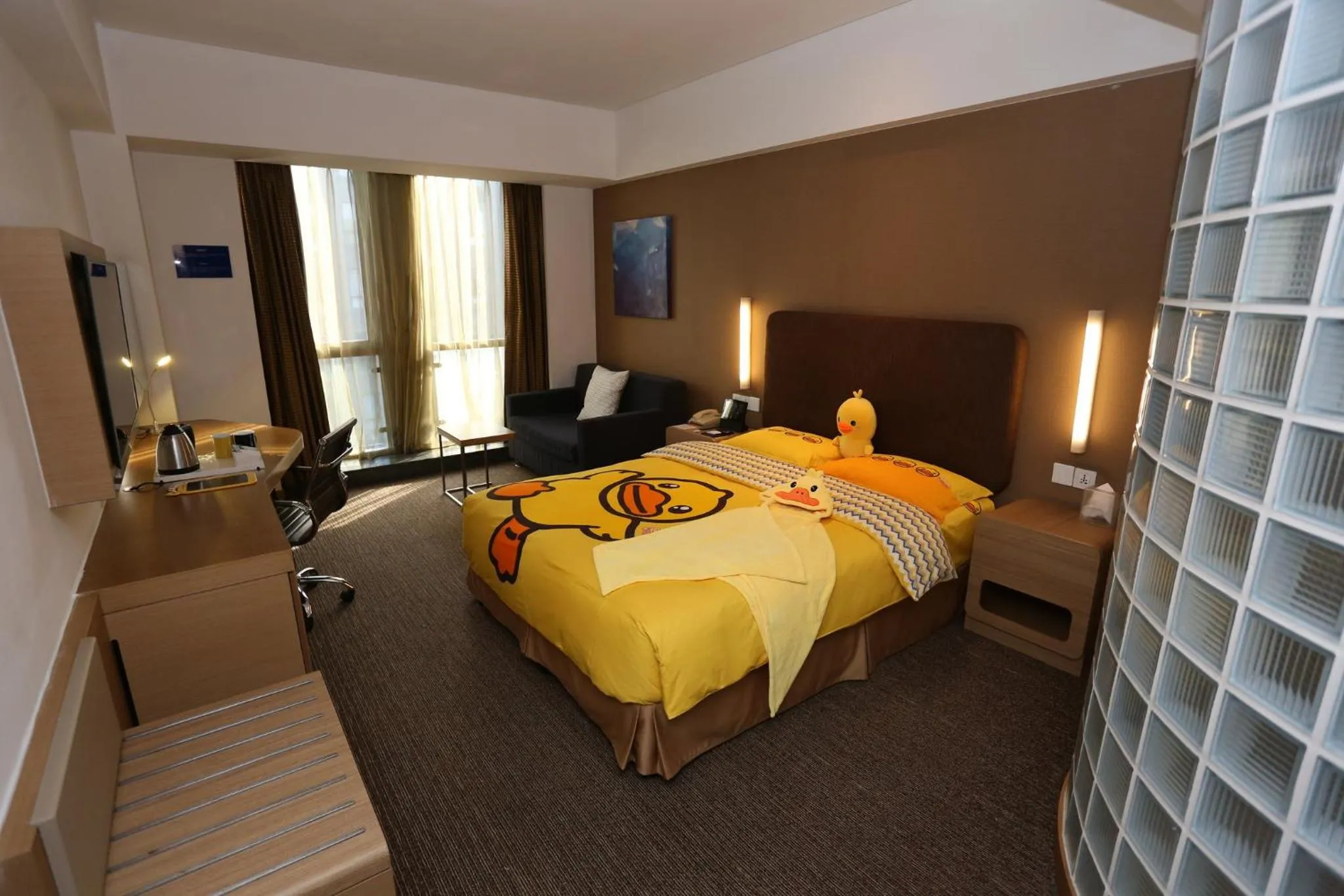 Photo of the whole room, Bed in Holiday Inn Express Shanghai Jinsha by IHG