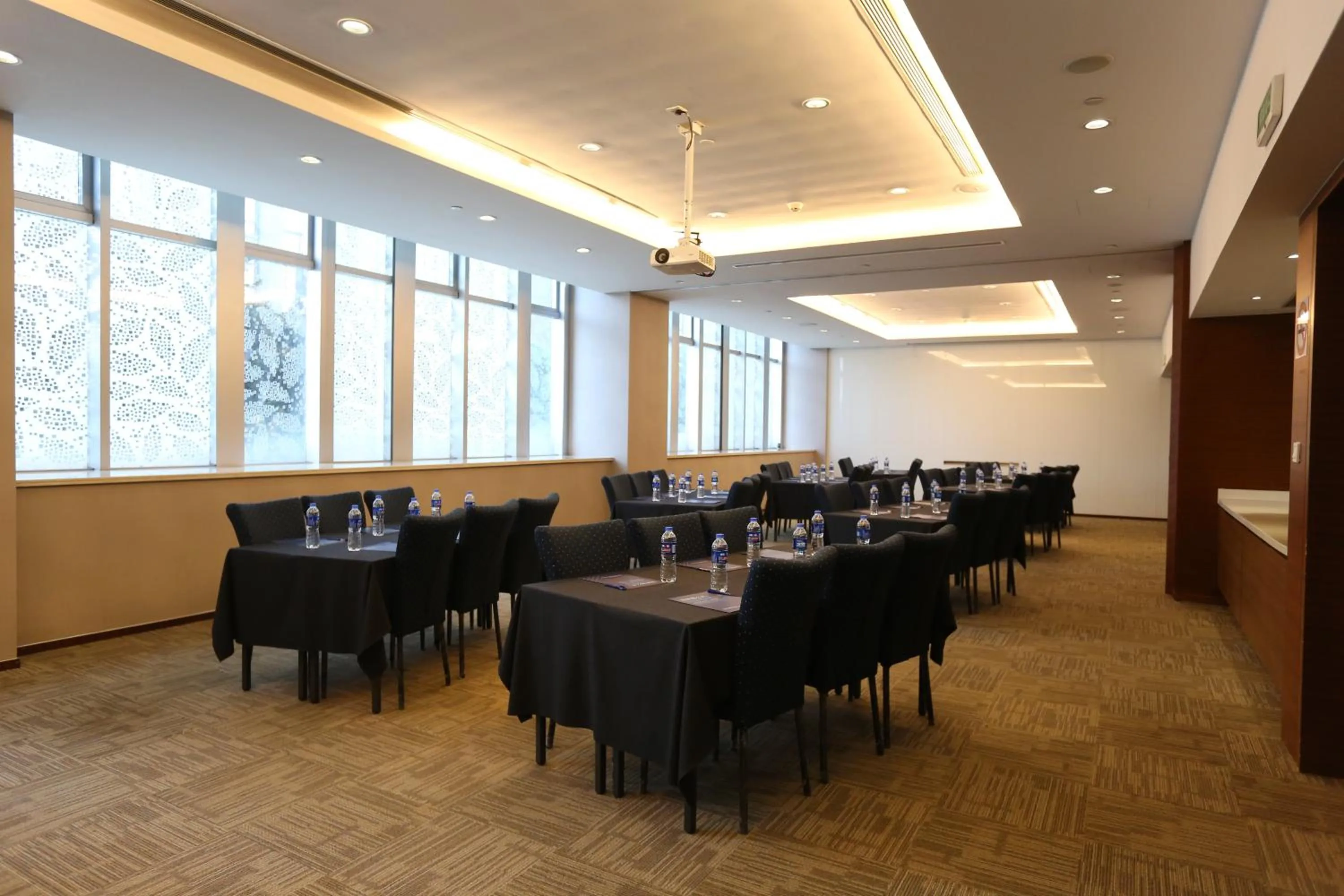 Meeting/conference room in Holiday Inn Express Shanghai Jinsha by IHG