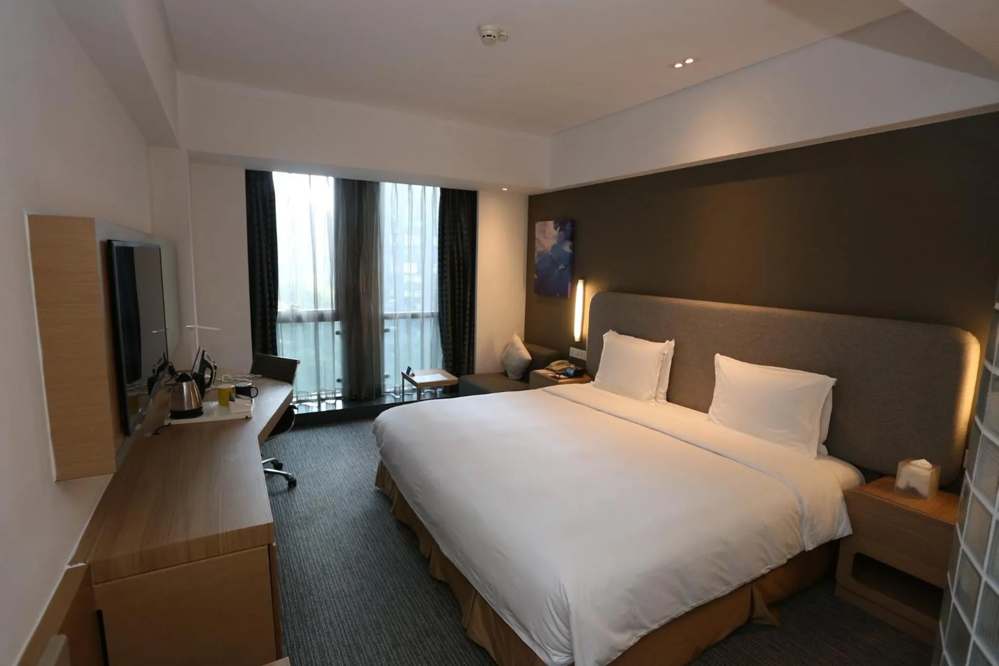 Photo of the whole room, Bed in Holiday Inn Express Shanghai Jinsha by IHG