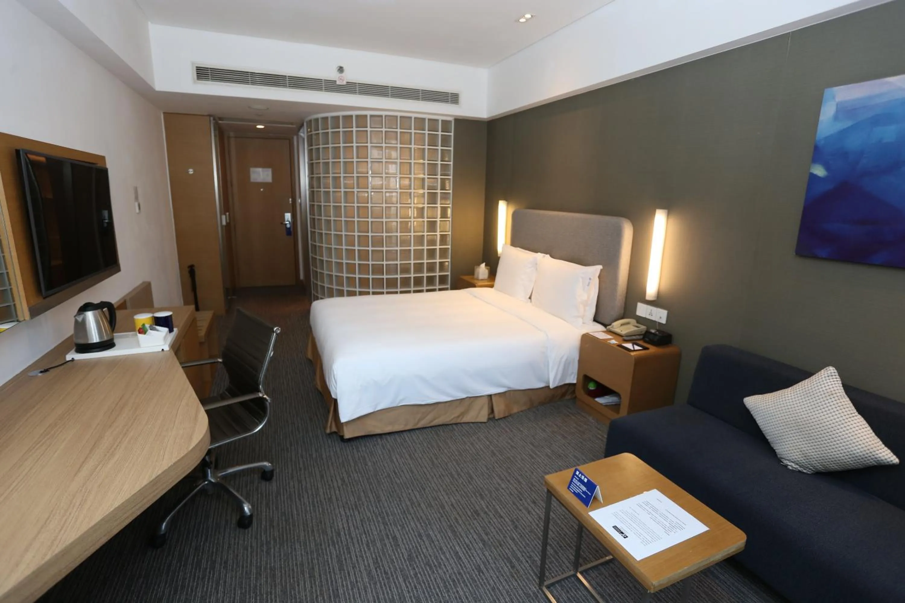 Photo of the whole room, Bed in Holiday Inn Express Shanghai Jinsha by IHG