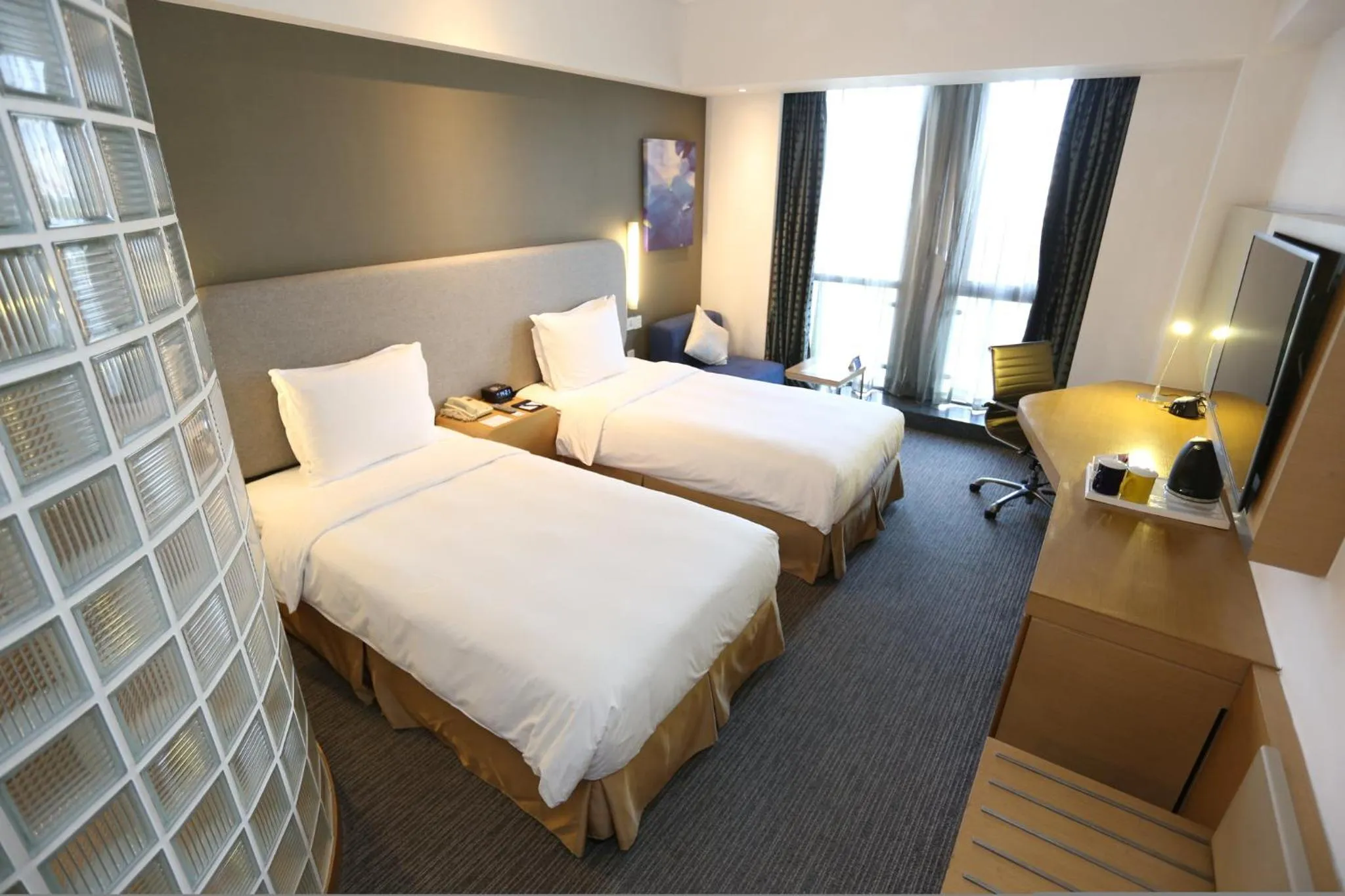 Photo of the whole room, Bed in Holiday Inn Express Shanghai Jinsha by IHG