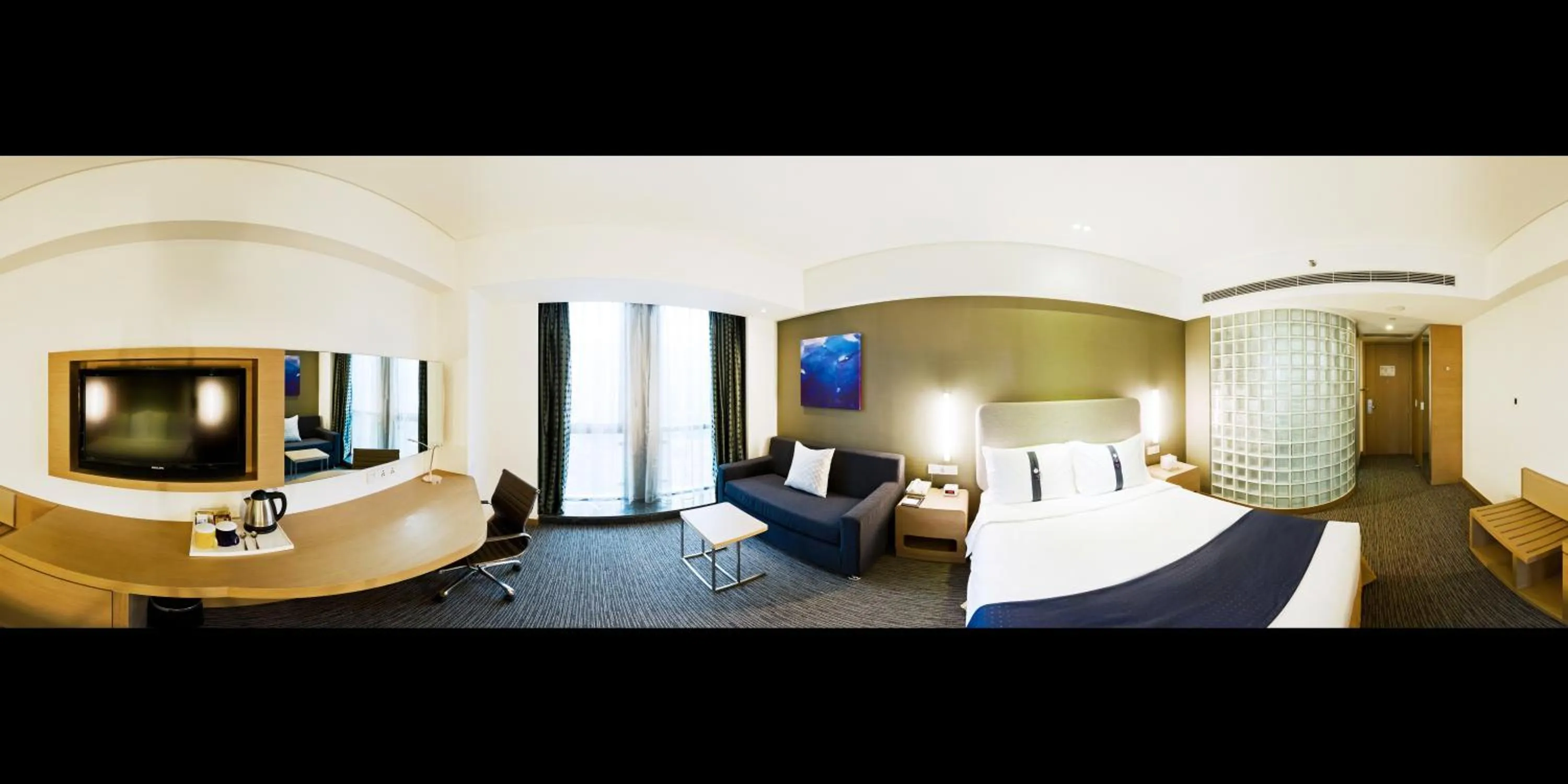 Photo of the whole room, Bed in Holiday Inn Express Shanghai Jinsha by IHG