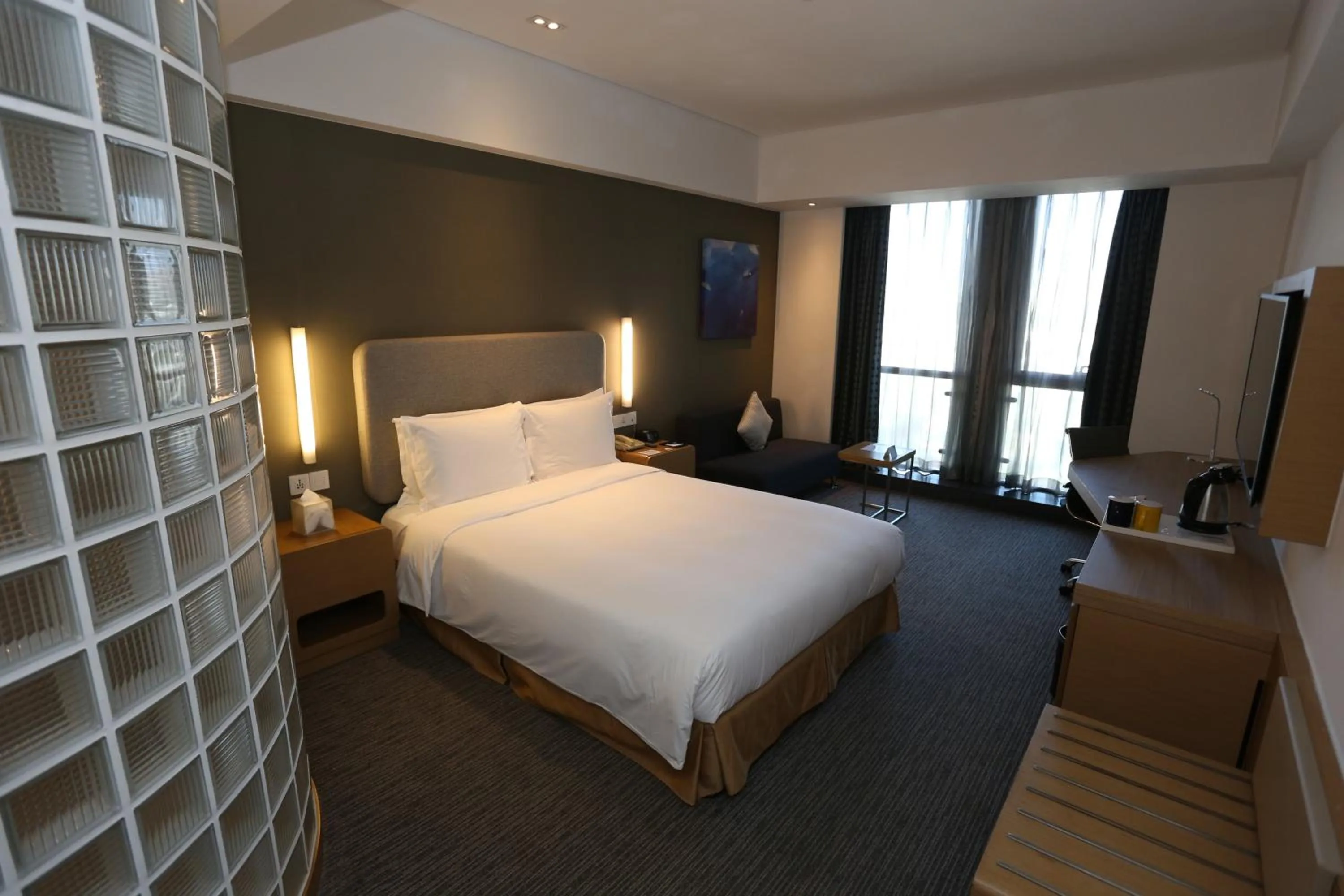 Photo of the whole room, Bed in Holiday Inn Express Shanghai Jinsha by IHG