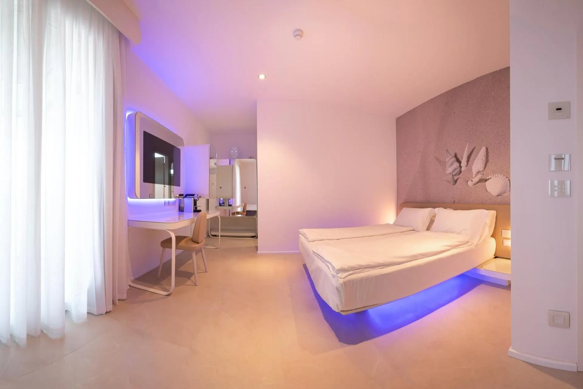 TV and multimedia, Bed in Unico Hotel Caorle