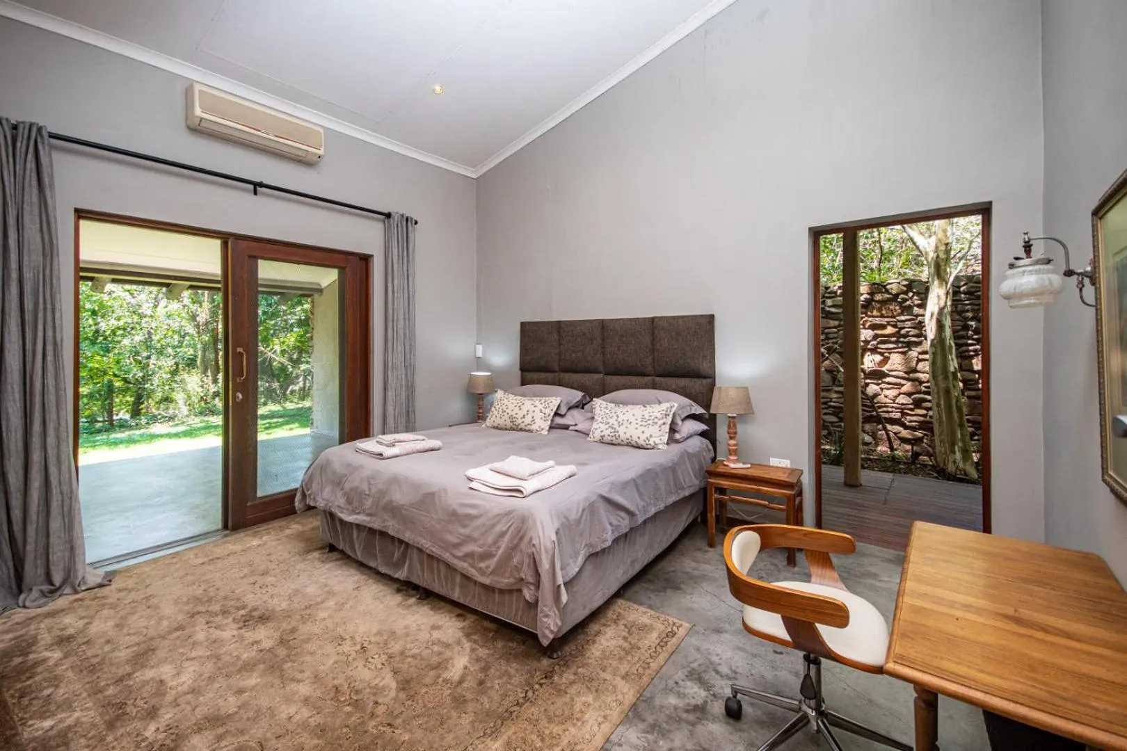 Photo of the whole room, Bed in Summerfields Rose Retreat and Spa