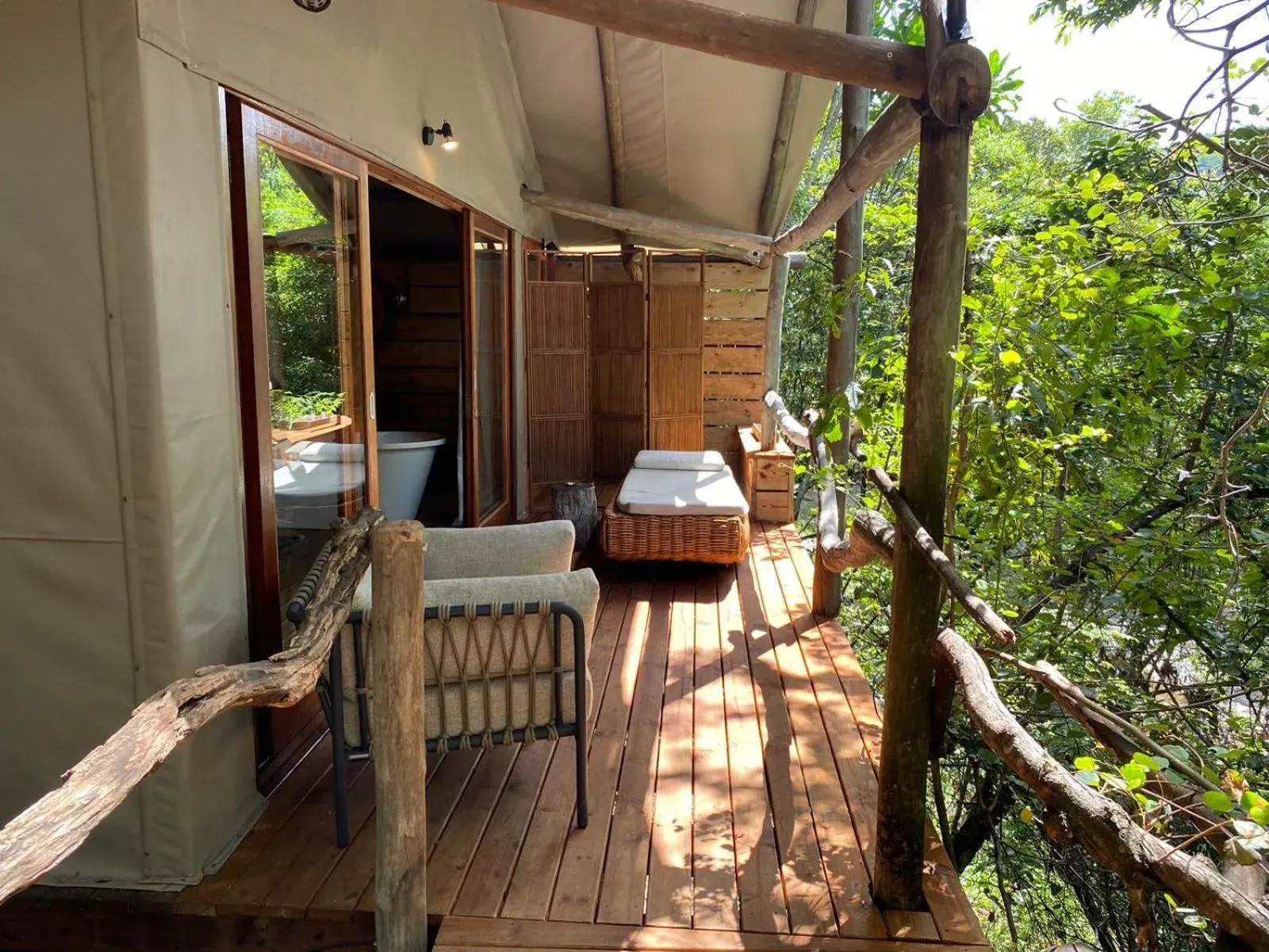 River-facing Honeymoon suite - single occupancy in Summerfields Rose Retreat and Spa River-facing Honeymoon suite - single occupancy in Summerfields Rose Retreat and Spa