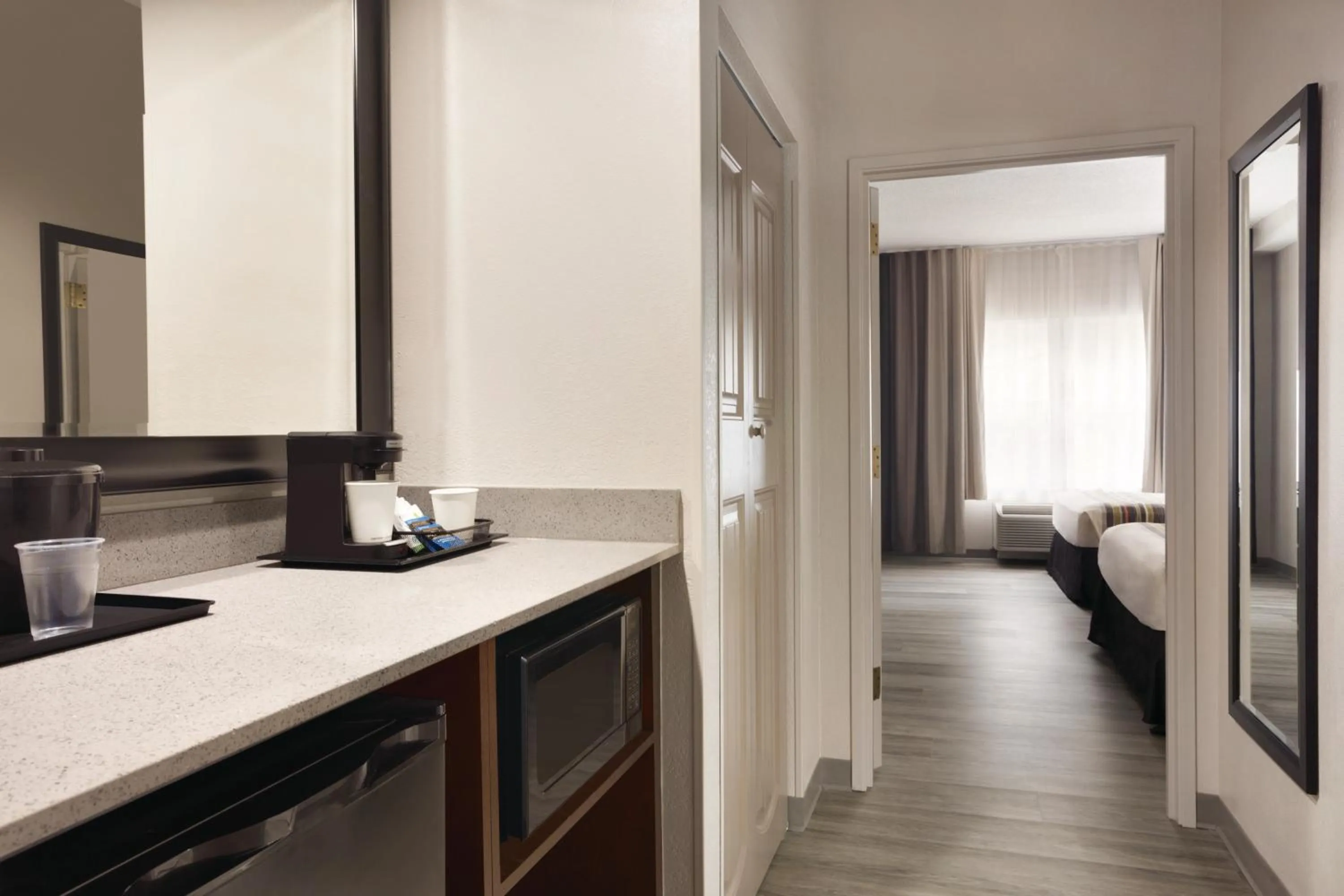 Bedroom, Bed in Country Inn & Suites by Radisson, Chattanooga-Lookout Mountain