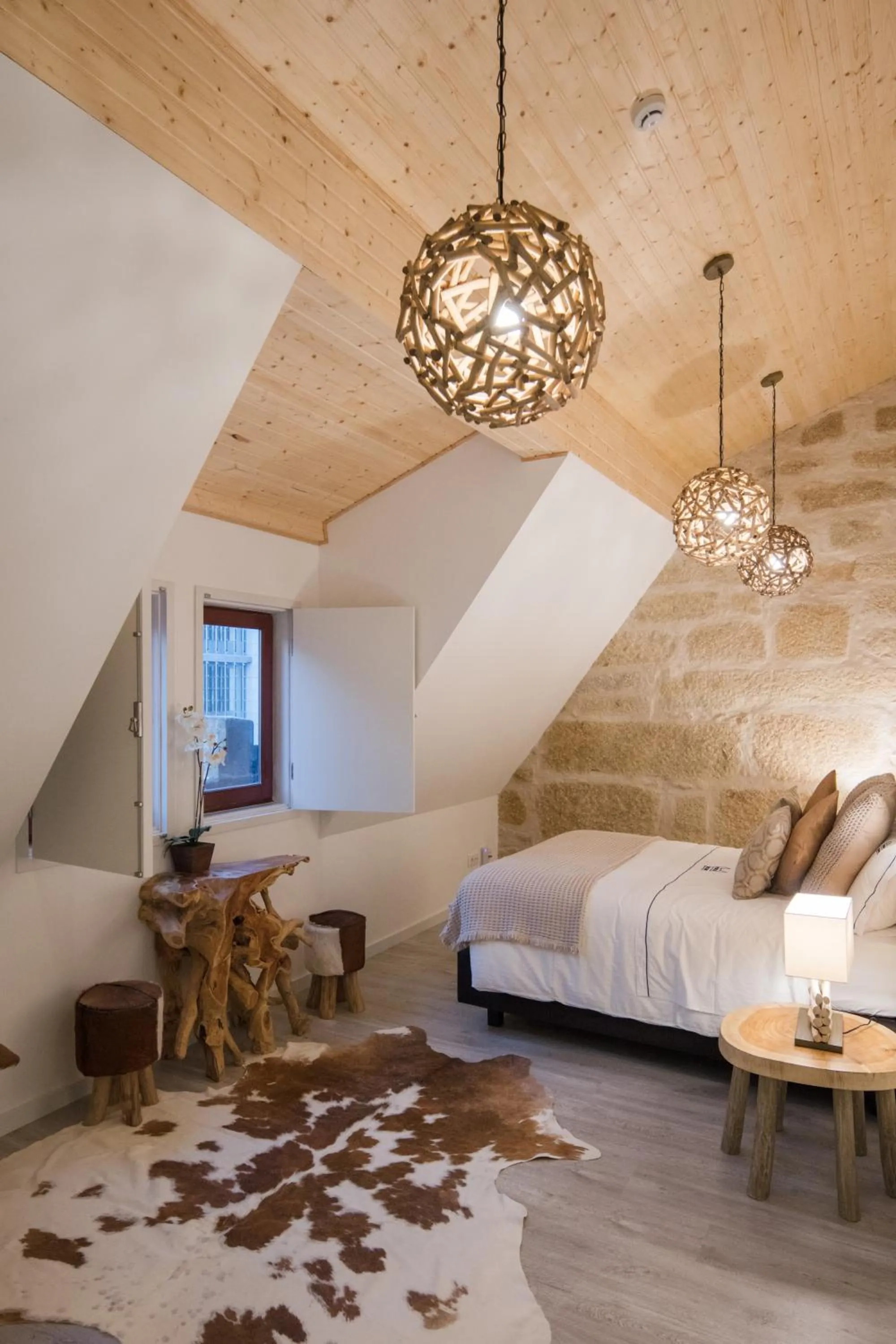 Decorative detail, Bed in Porto Deluxe Suites