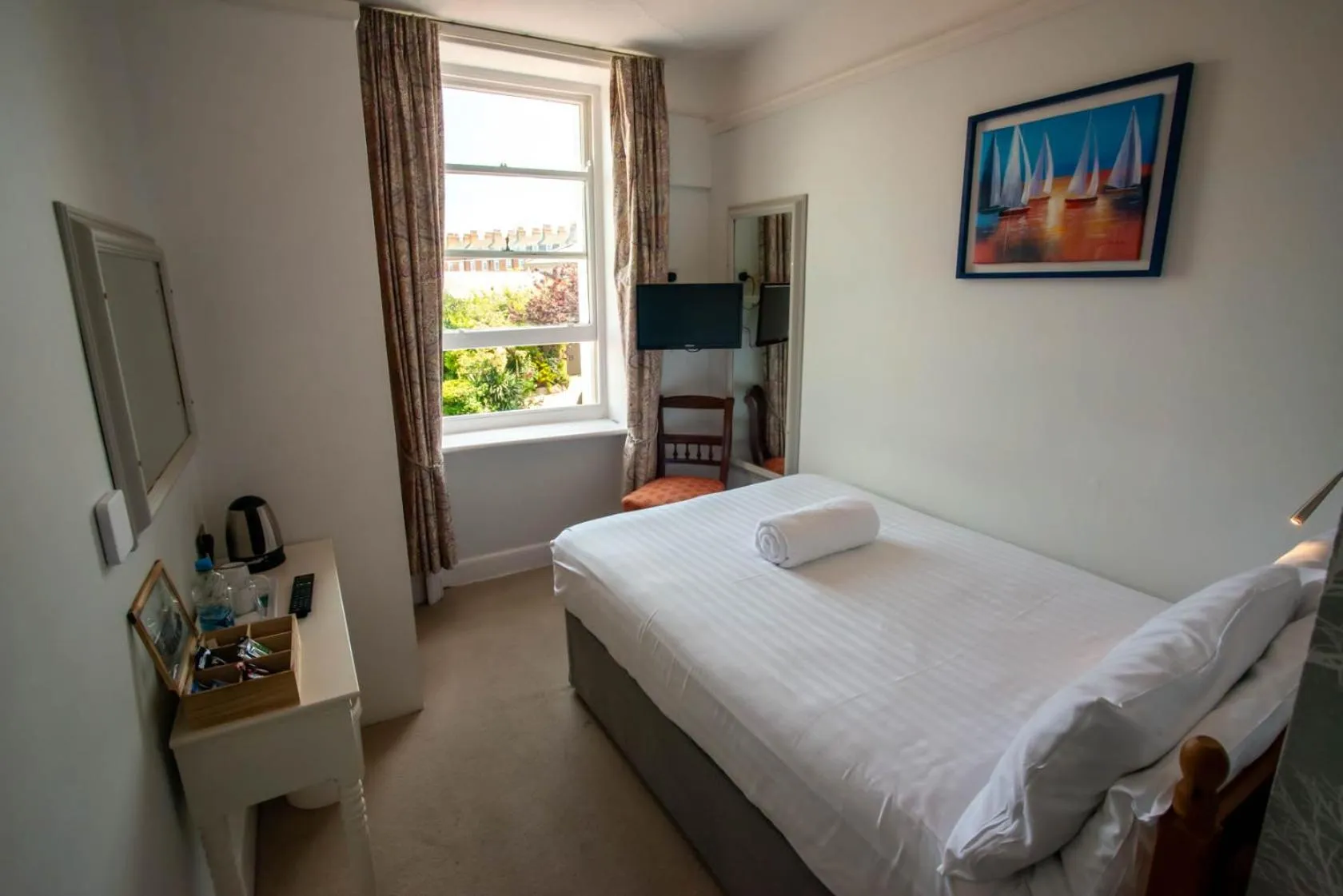 Bedroom, Bed in Alexandra Hotel