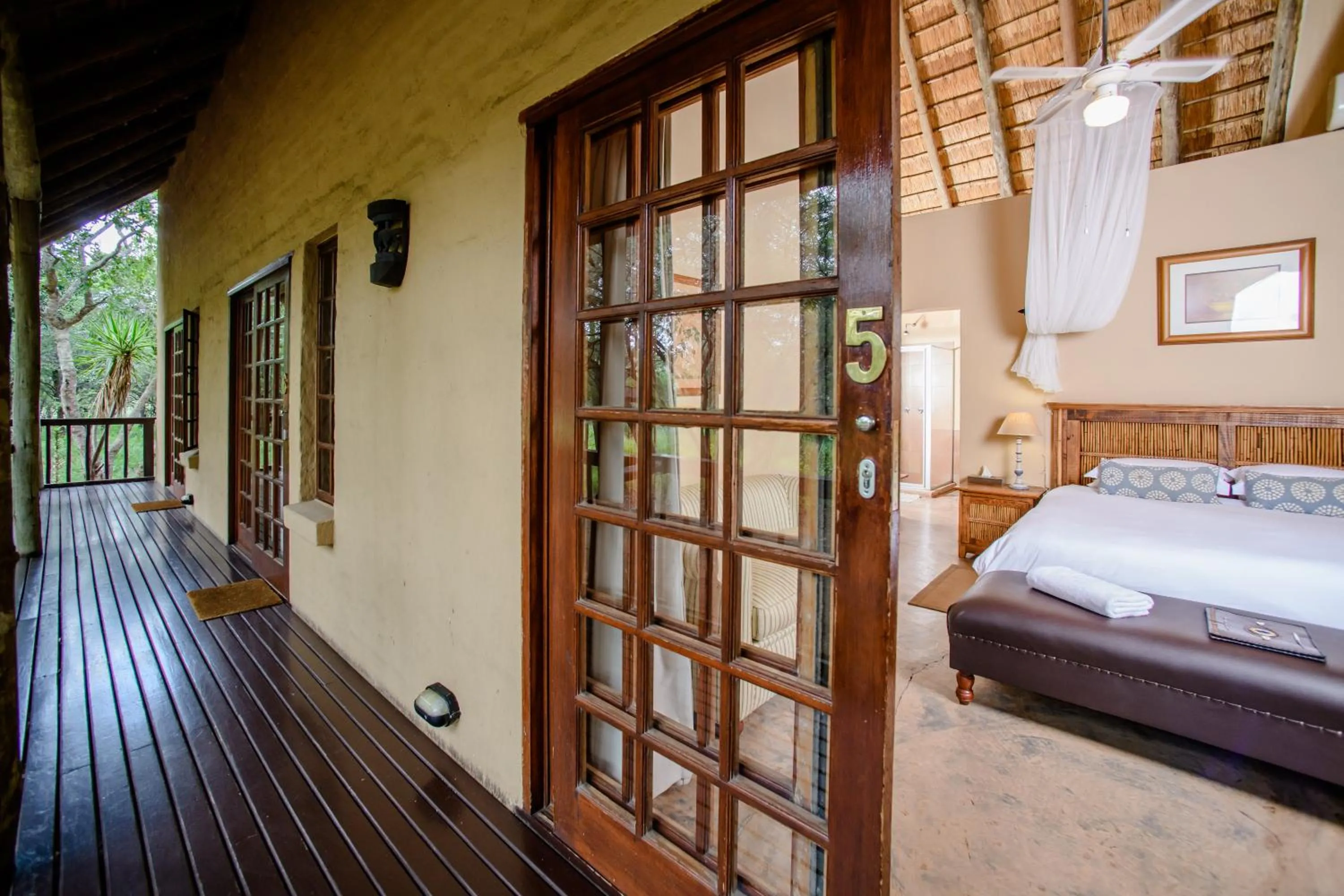 Photo of the whole room, Bed in Needles Lodge