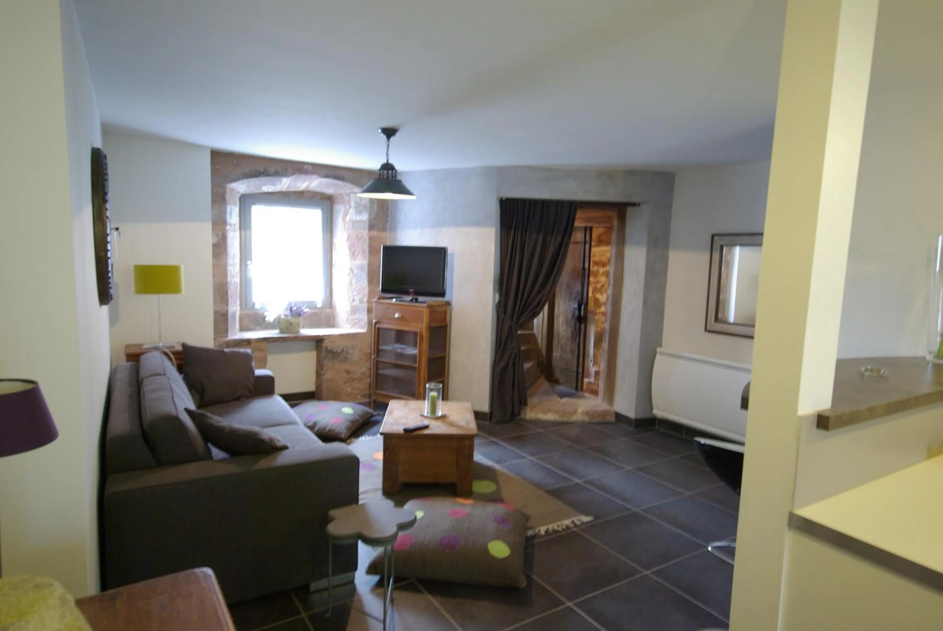 TV and multimedia in LogisHotels Le Relais du Quercy